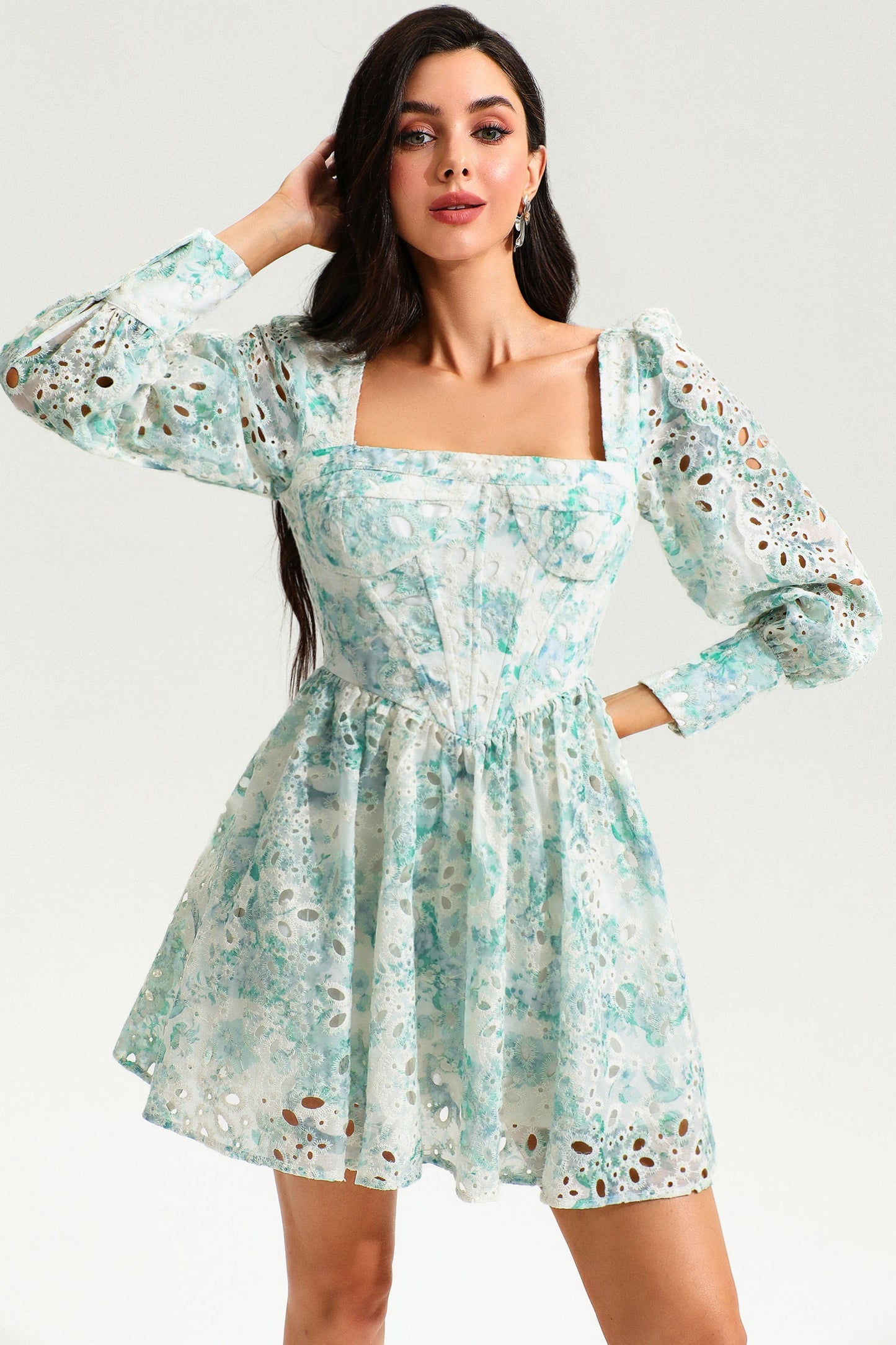 Vestido mini con volantes y mangas largas abullonadas con estampado floral 
