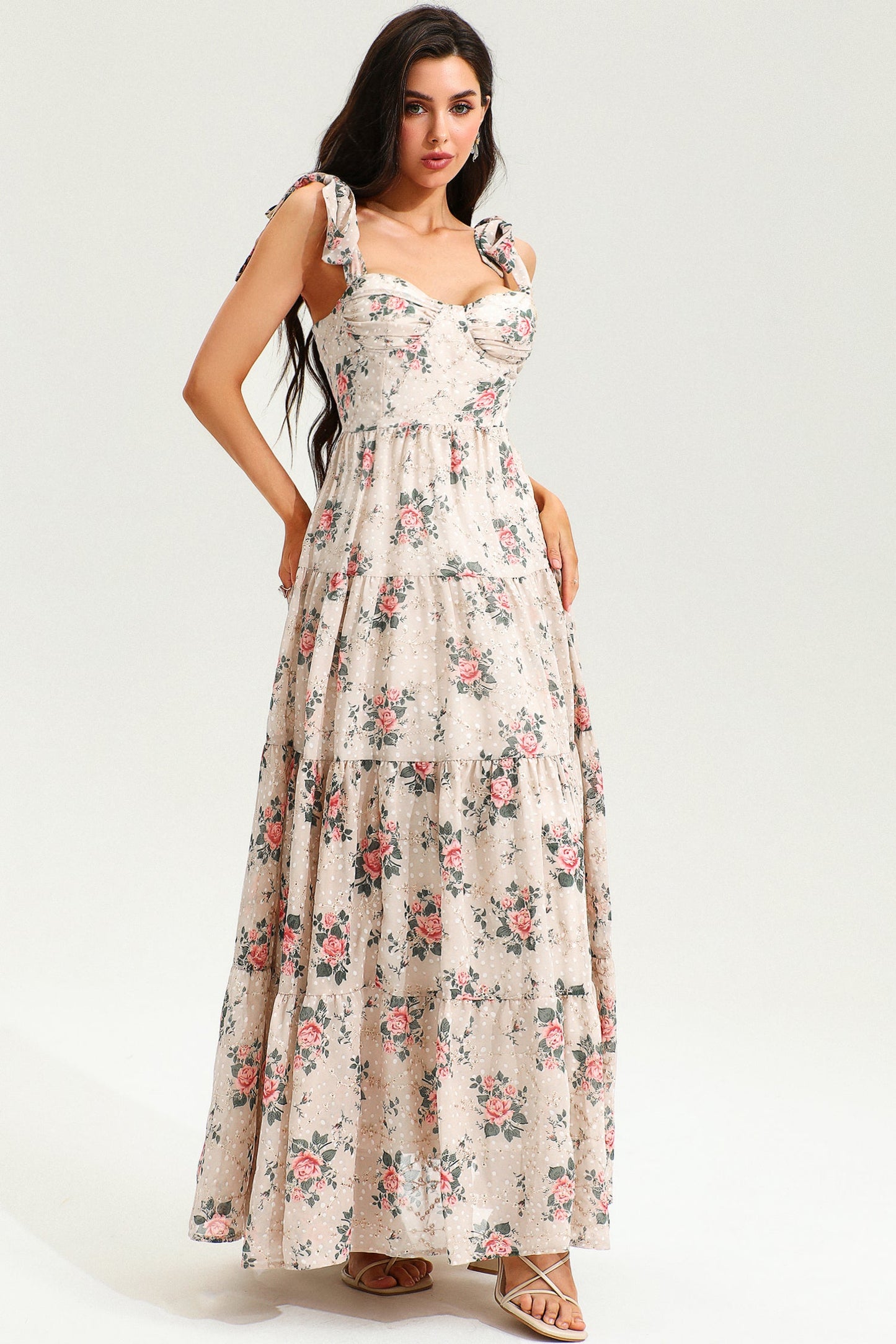 Vestido largo beige con encaje, espalda descubierta y corsé floral 