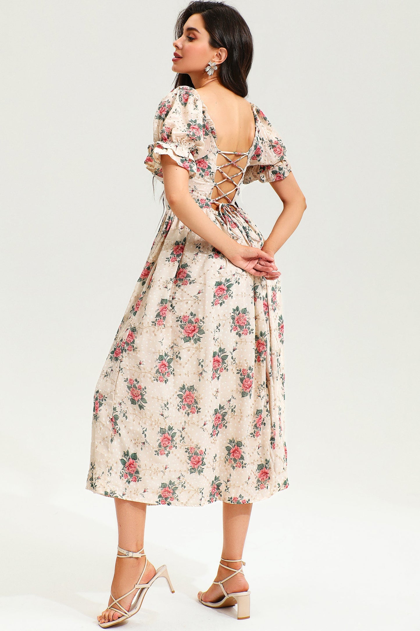 Vestido midi con abertura y encaje, espalda descubierta, mangas abullonadas y estampado floral, color rosa 