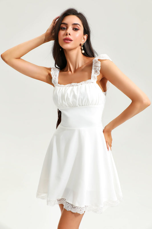 Vestido corto plisado con cuello cuadrado y dobladillo de encaje, color blanco 