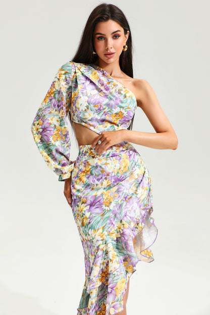 Vestido largo morado con hombros alzados, mangas largas y volantes irregulares 