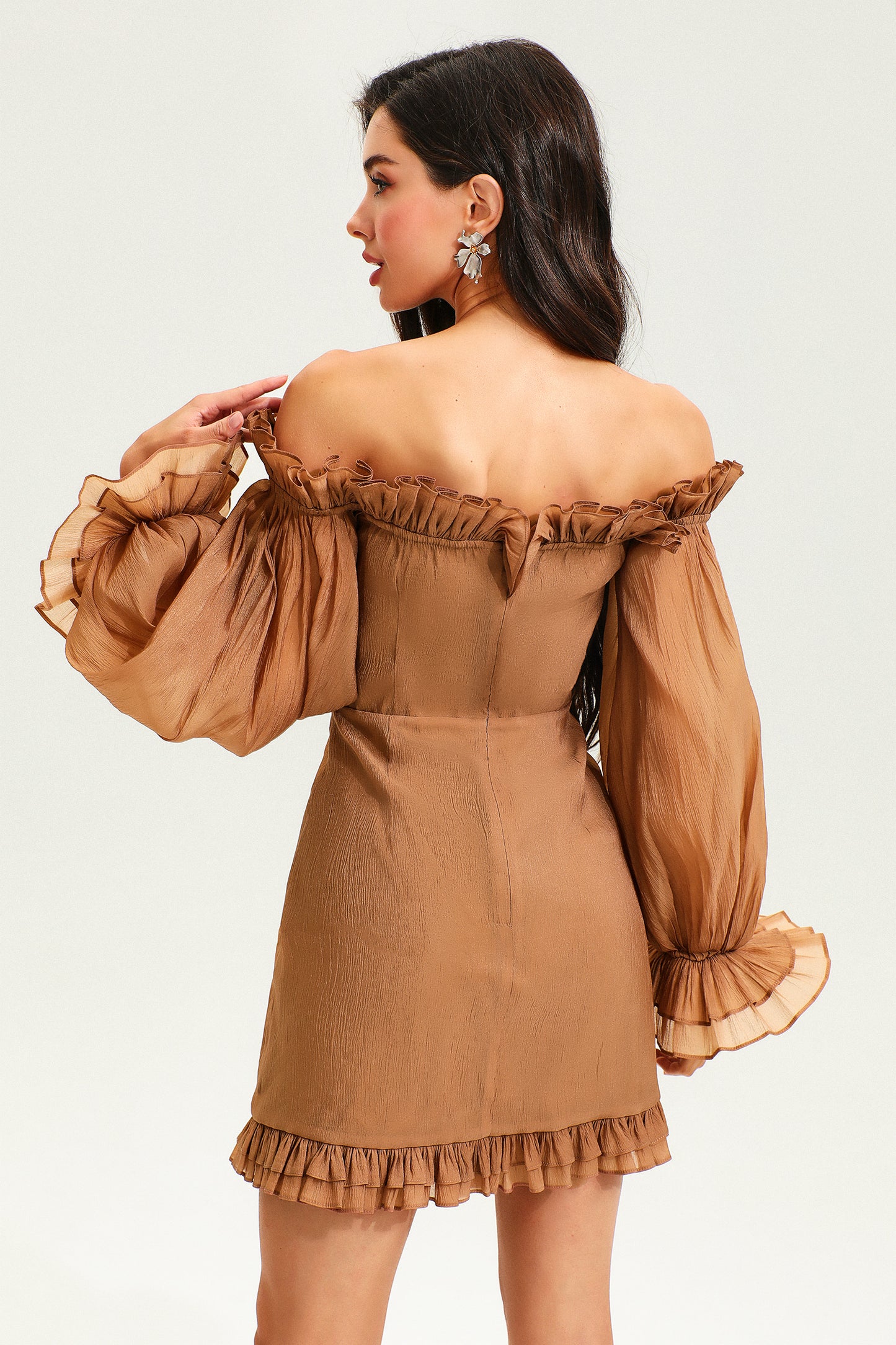 Vestido de vacaciones con volantes y hombros descubiertos 