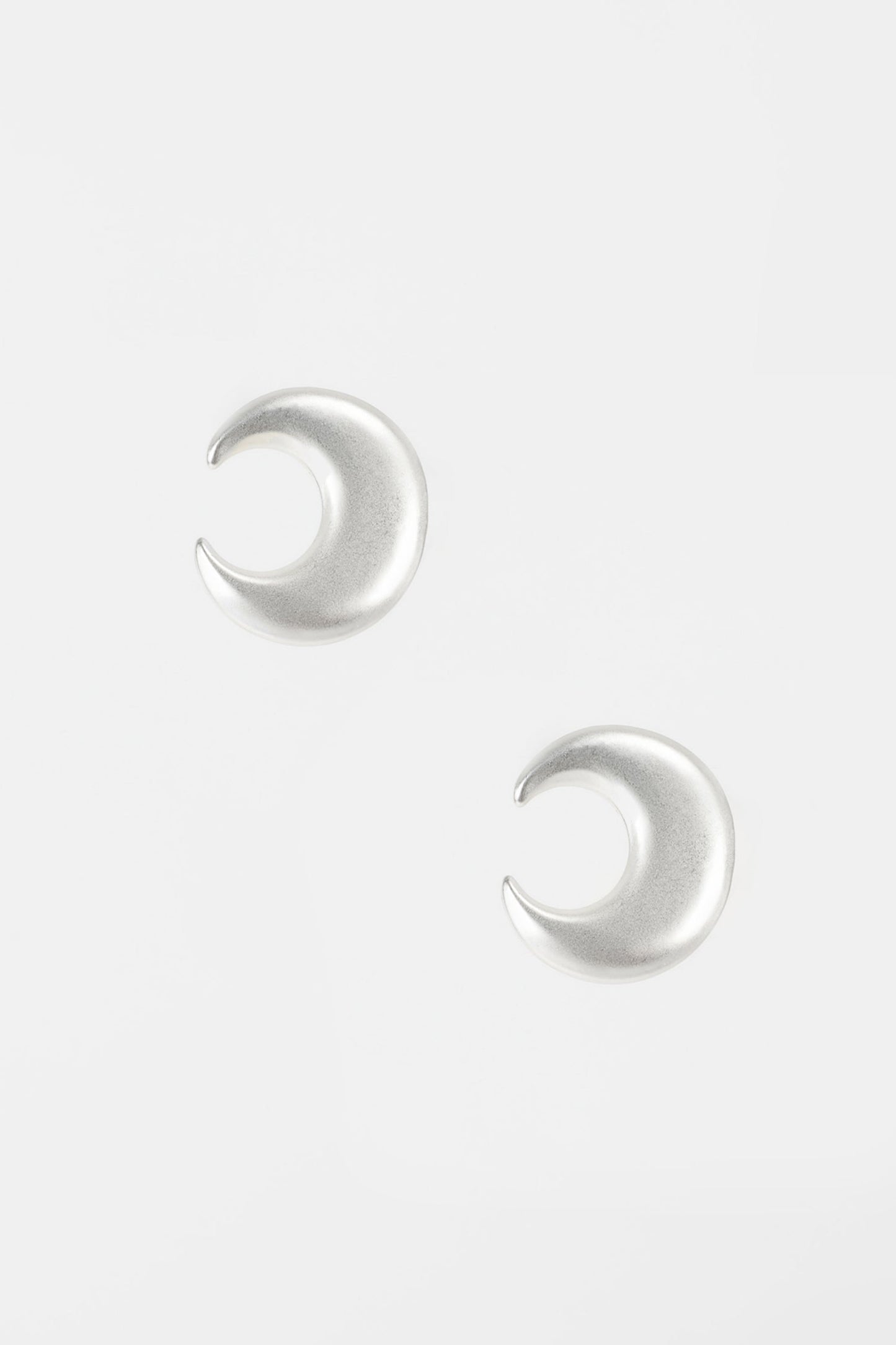 Pendientes de metal en forma de media luna 