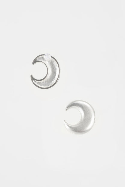 Pendientes de metal en forma de media luna 
