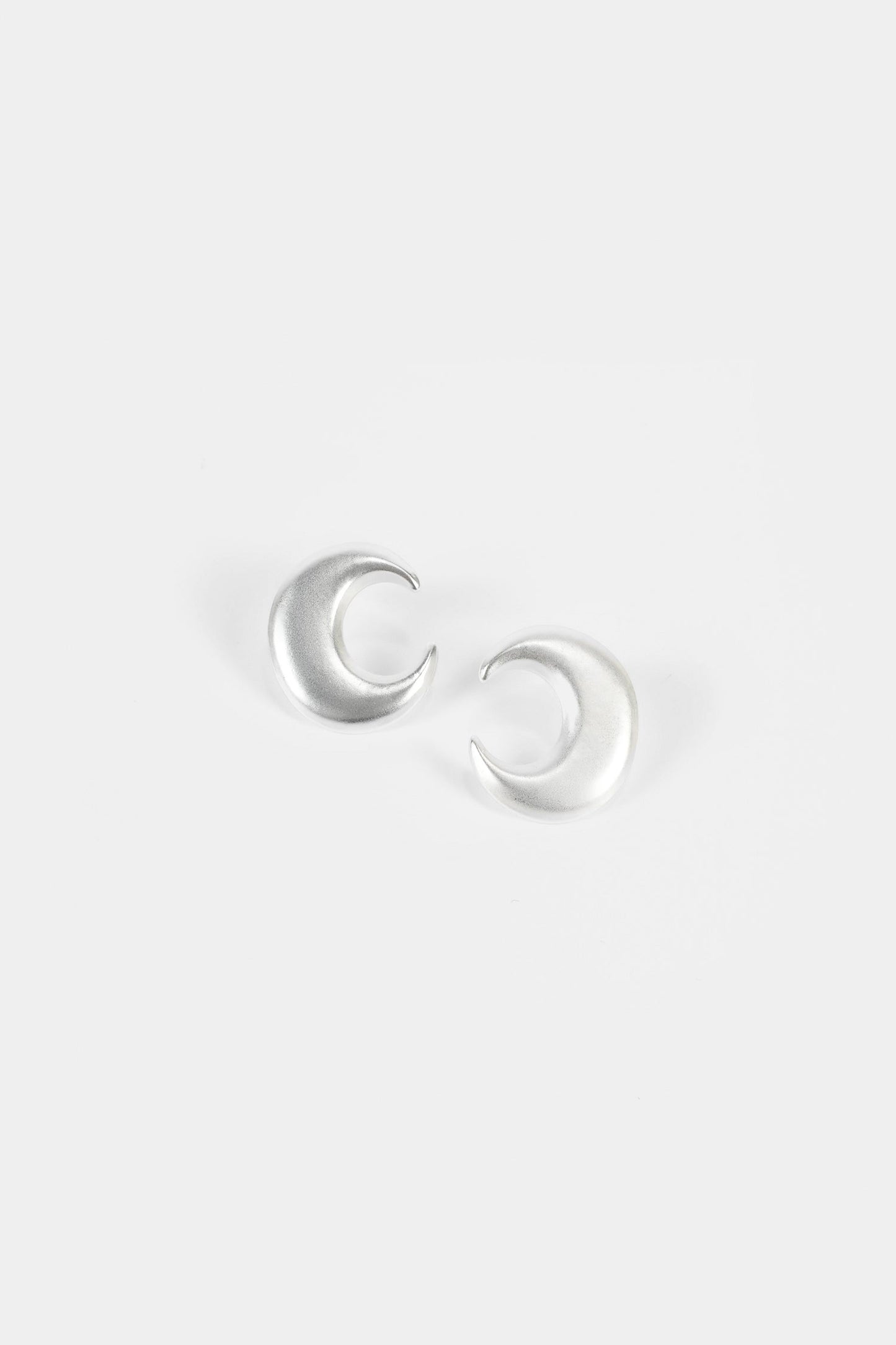 Pendientes de metal en forma de media luna 