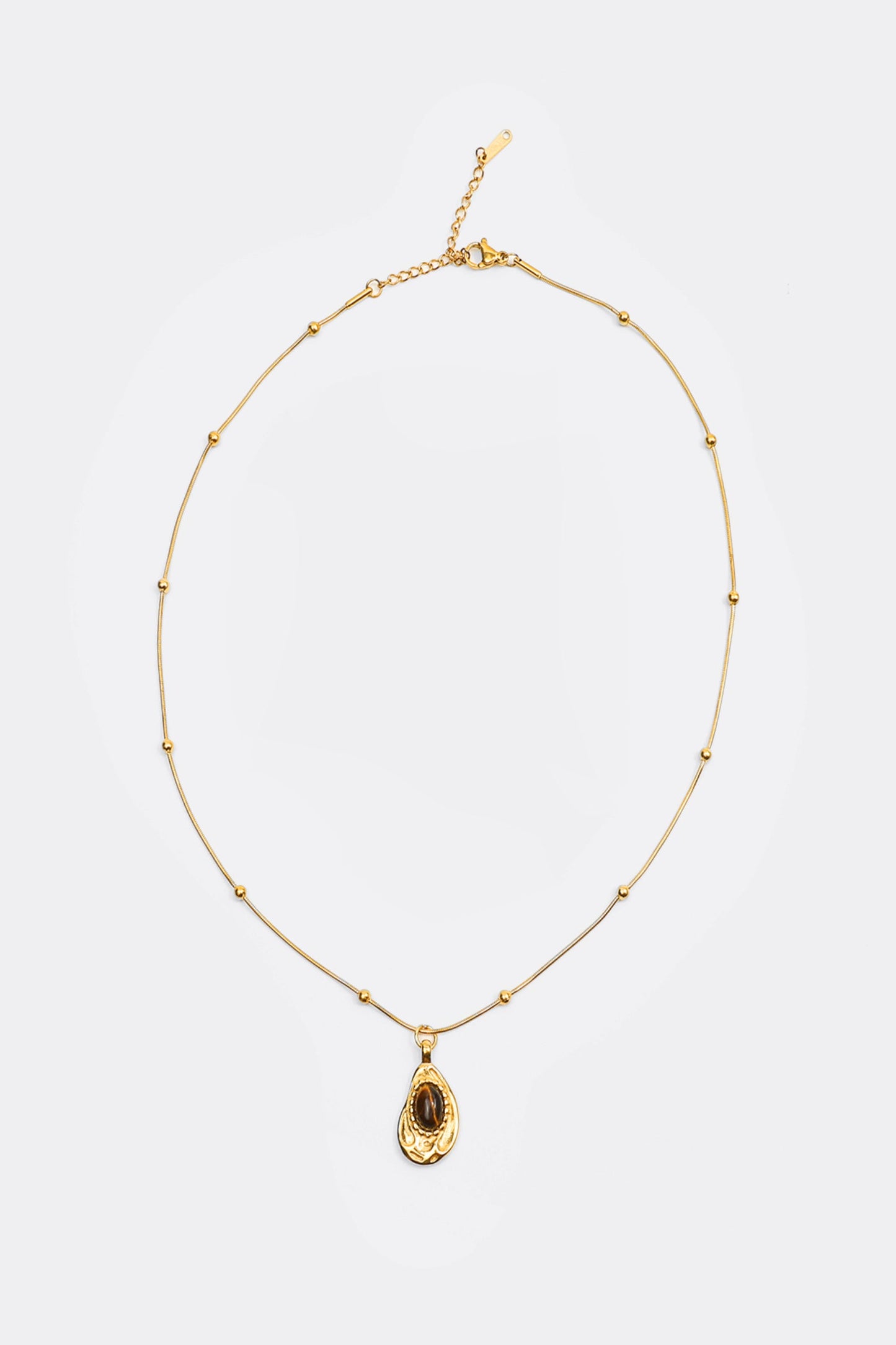 Collar con decoración de ópalo y dije de gota de agua 