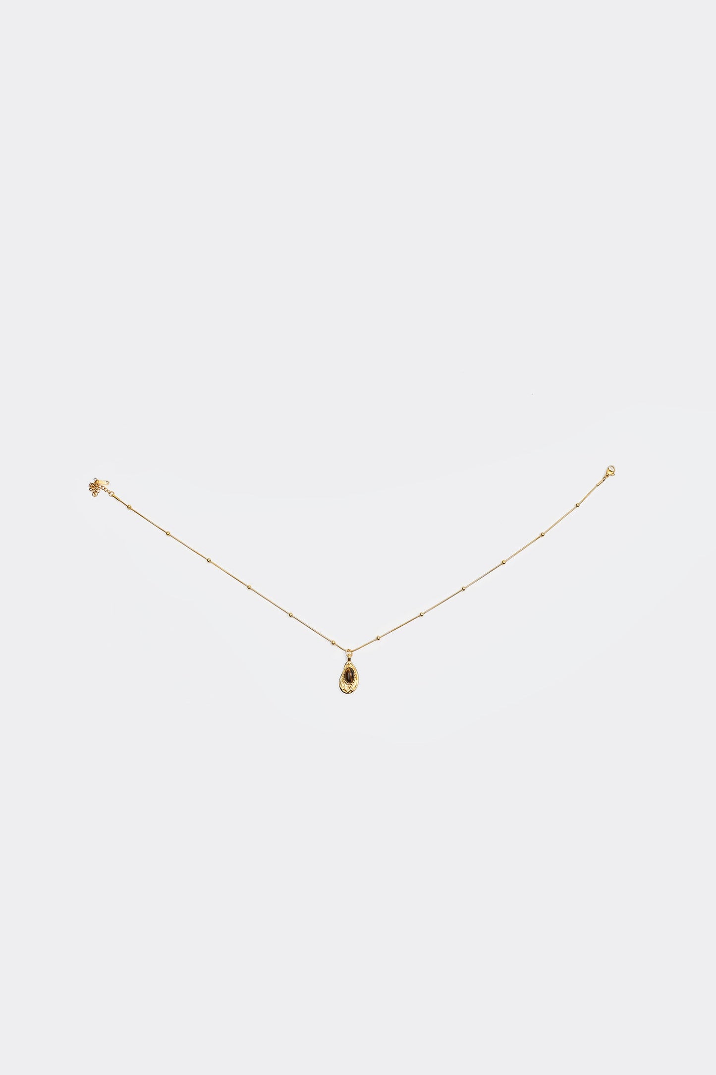 Collar con decoración de ópalo y dije de gota de agua 