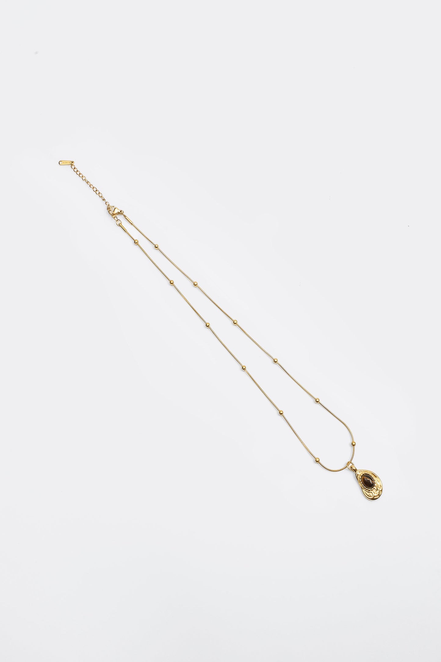 Collar con decoración de ópalo y dije de gota de agua 