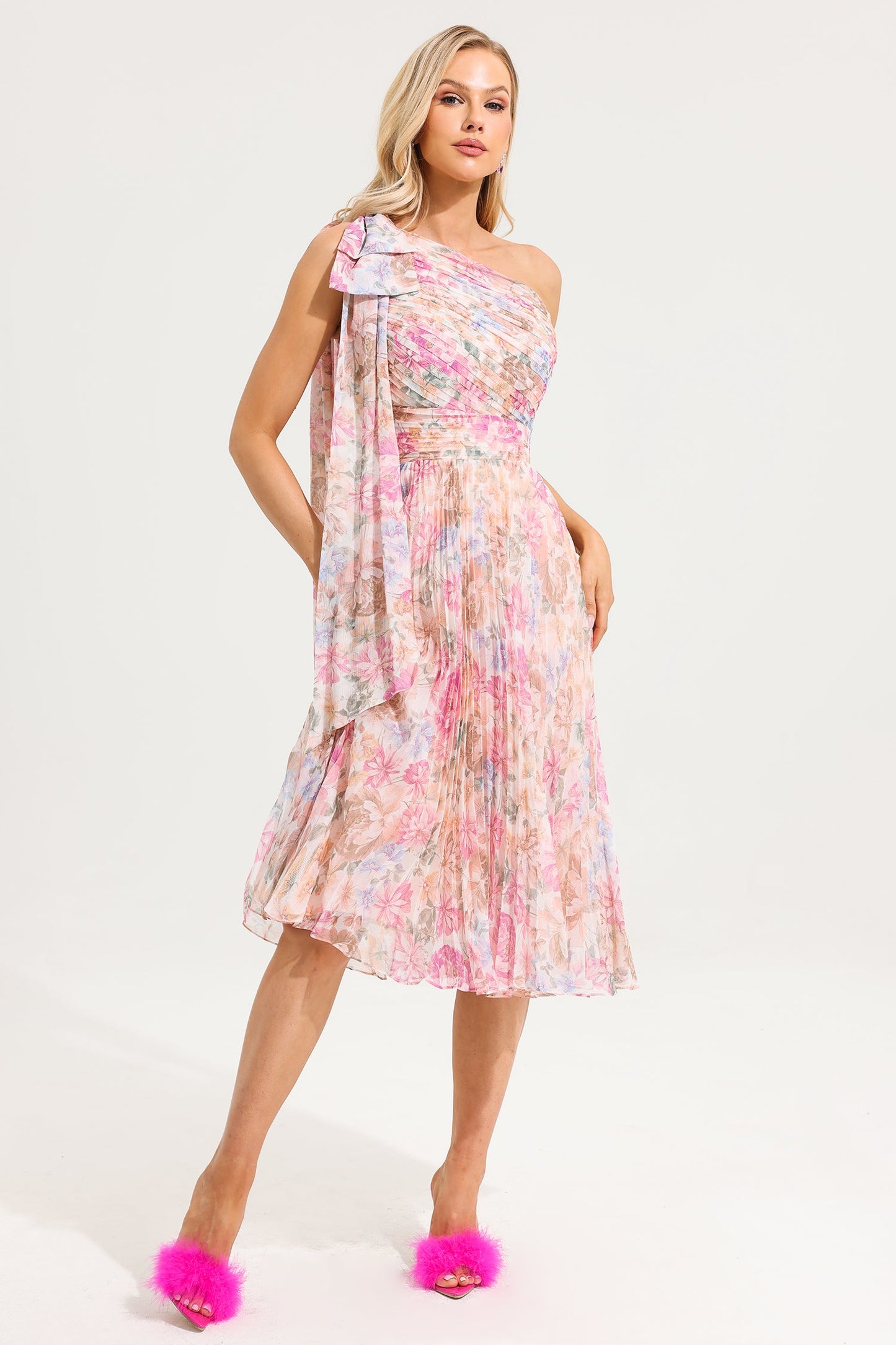 Vestido midi floral de un solo hombro 