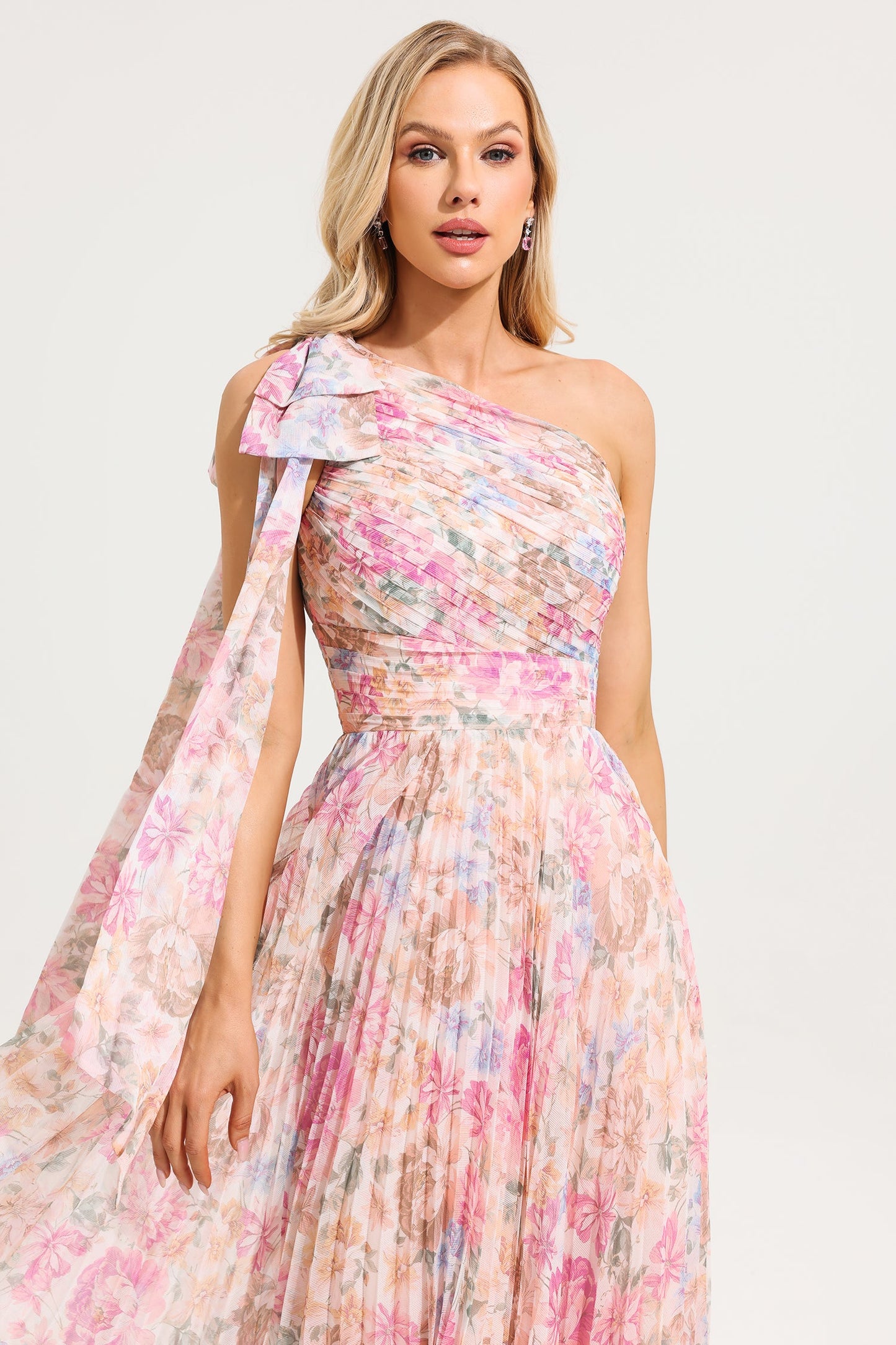 Vestido midi floral de un solo hombro 