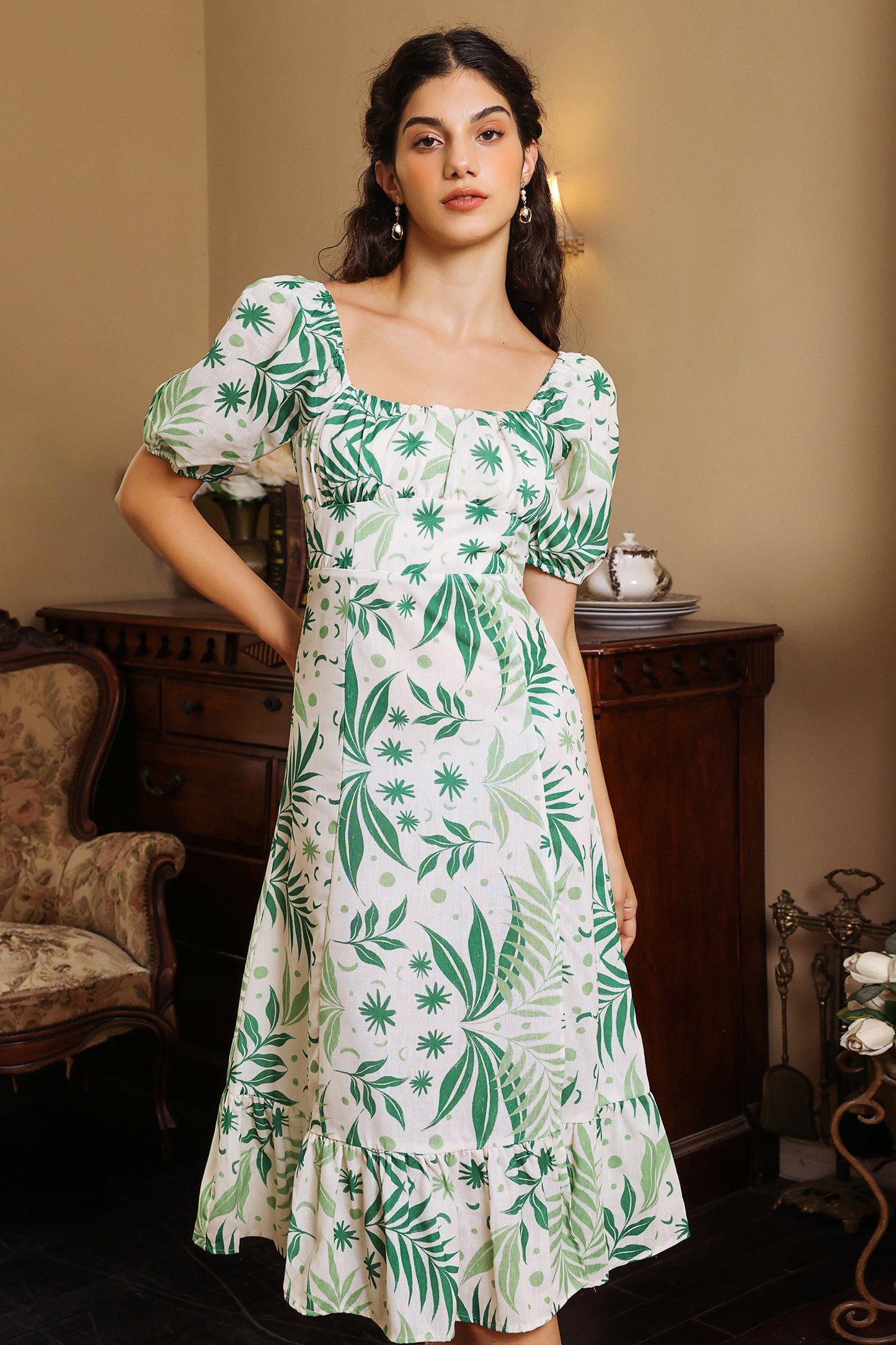 Vestido midi con cuello cuadrado, mangas abullonadas y estampado botánico 