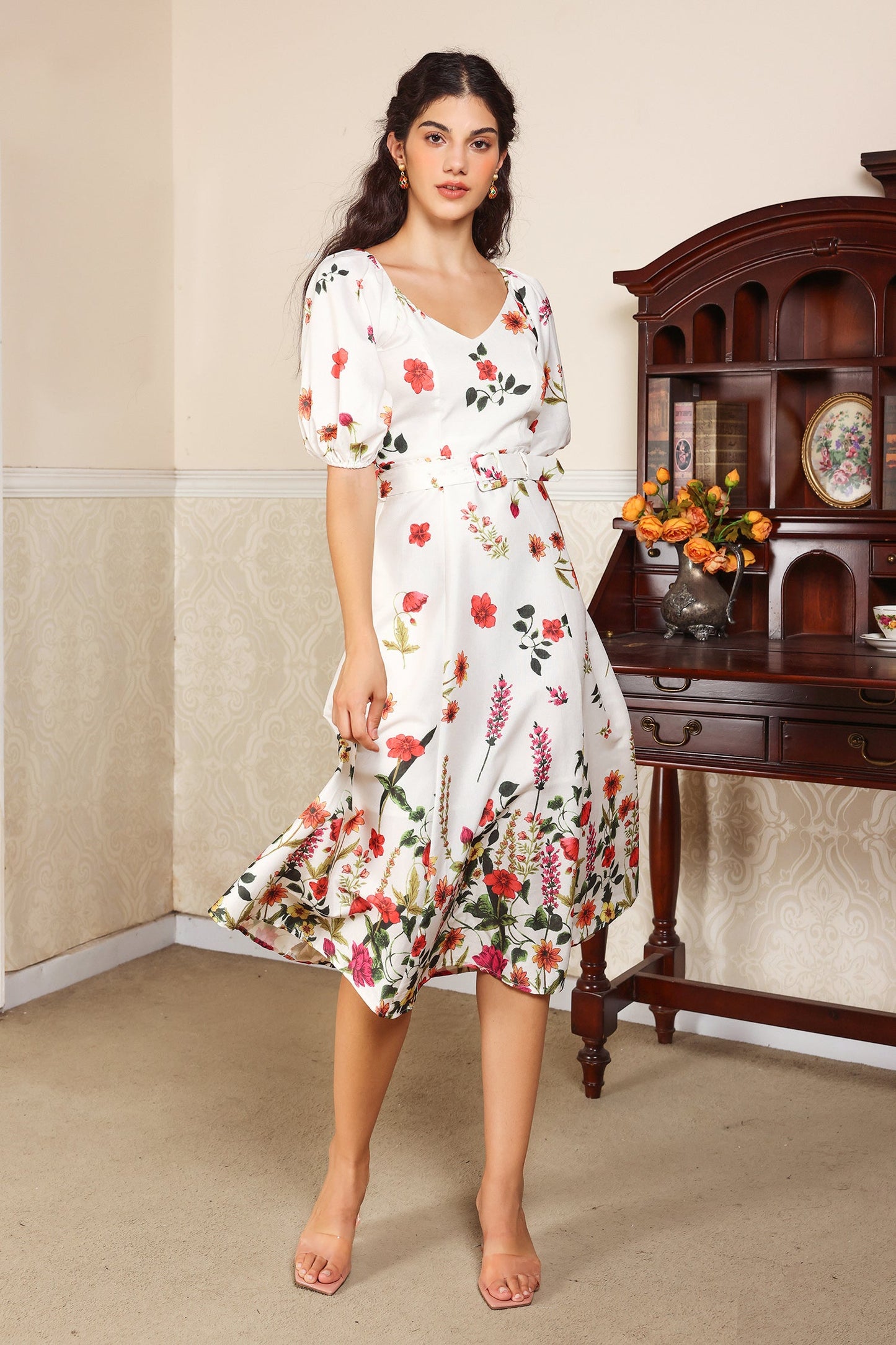 Vestido midi floral con mangas abullonadas, escote en V y cinturón