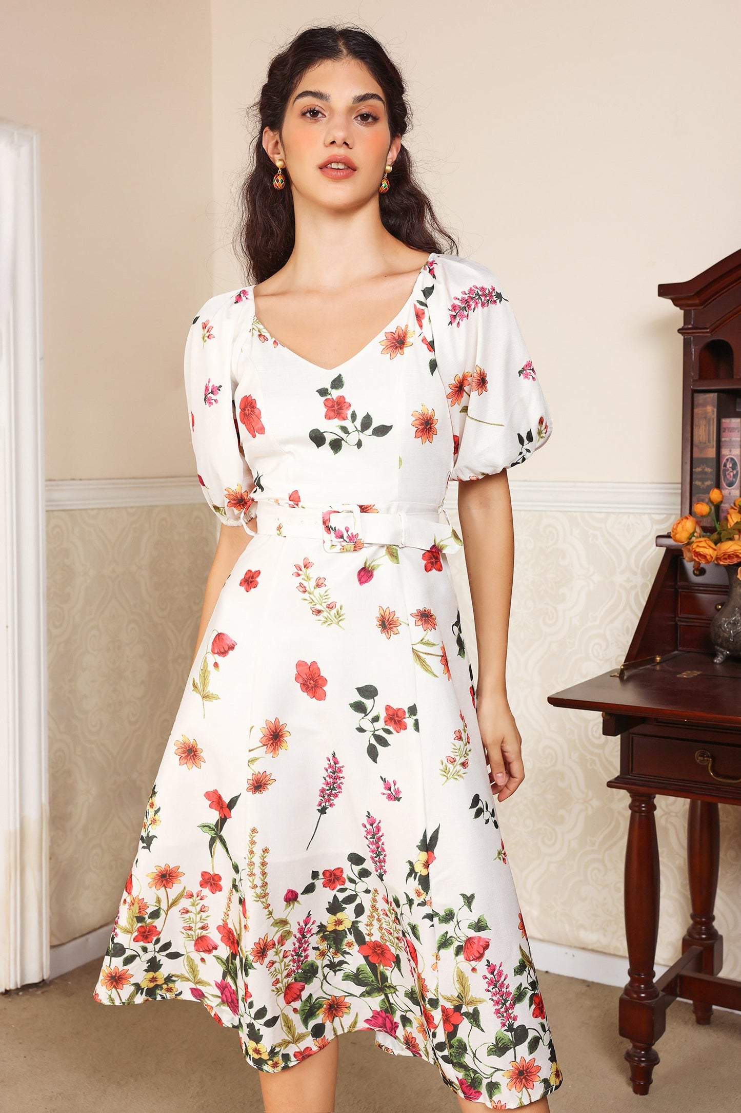 Vestido midi floral con mangas abullonadas, escote en V y cinturón