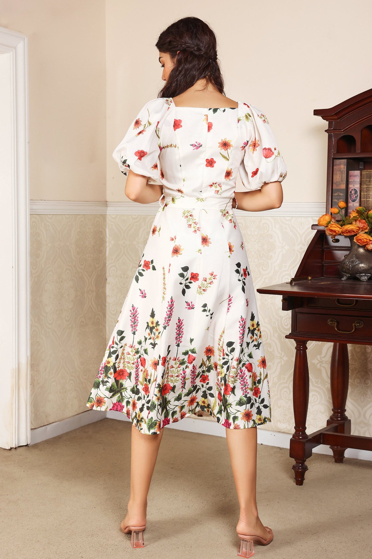 Vestido midi floral con mangas abullonadas, escote en V y cinturón