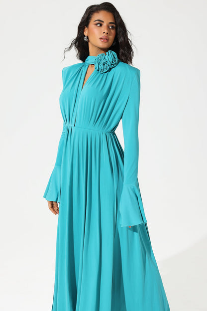 Vestido midi azul con abertura y cuello alto y mangas farol con flores 