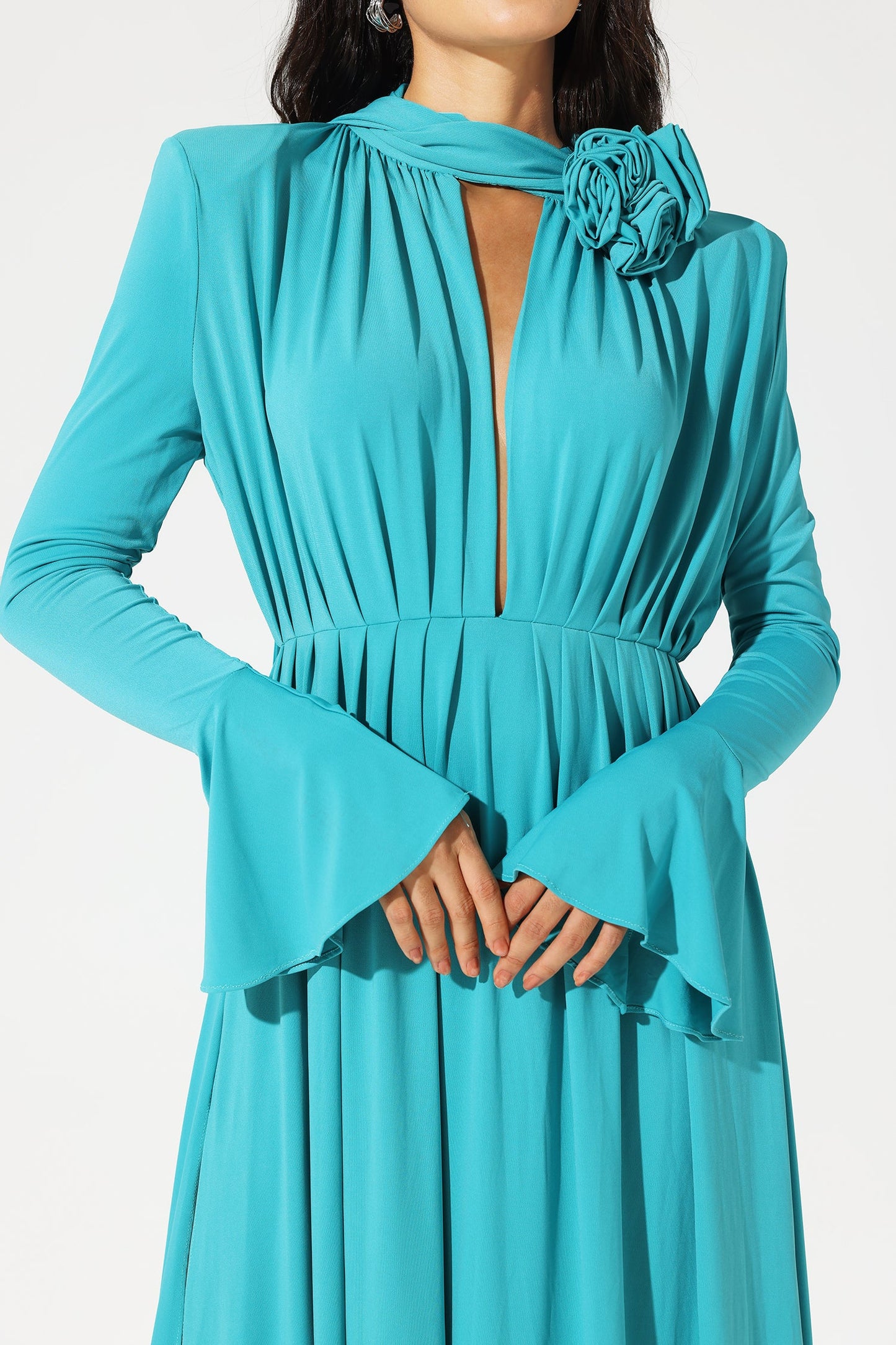 Vestido midi azul con abertura y cuello alto y mangas farol con flores 