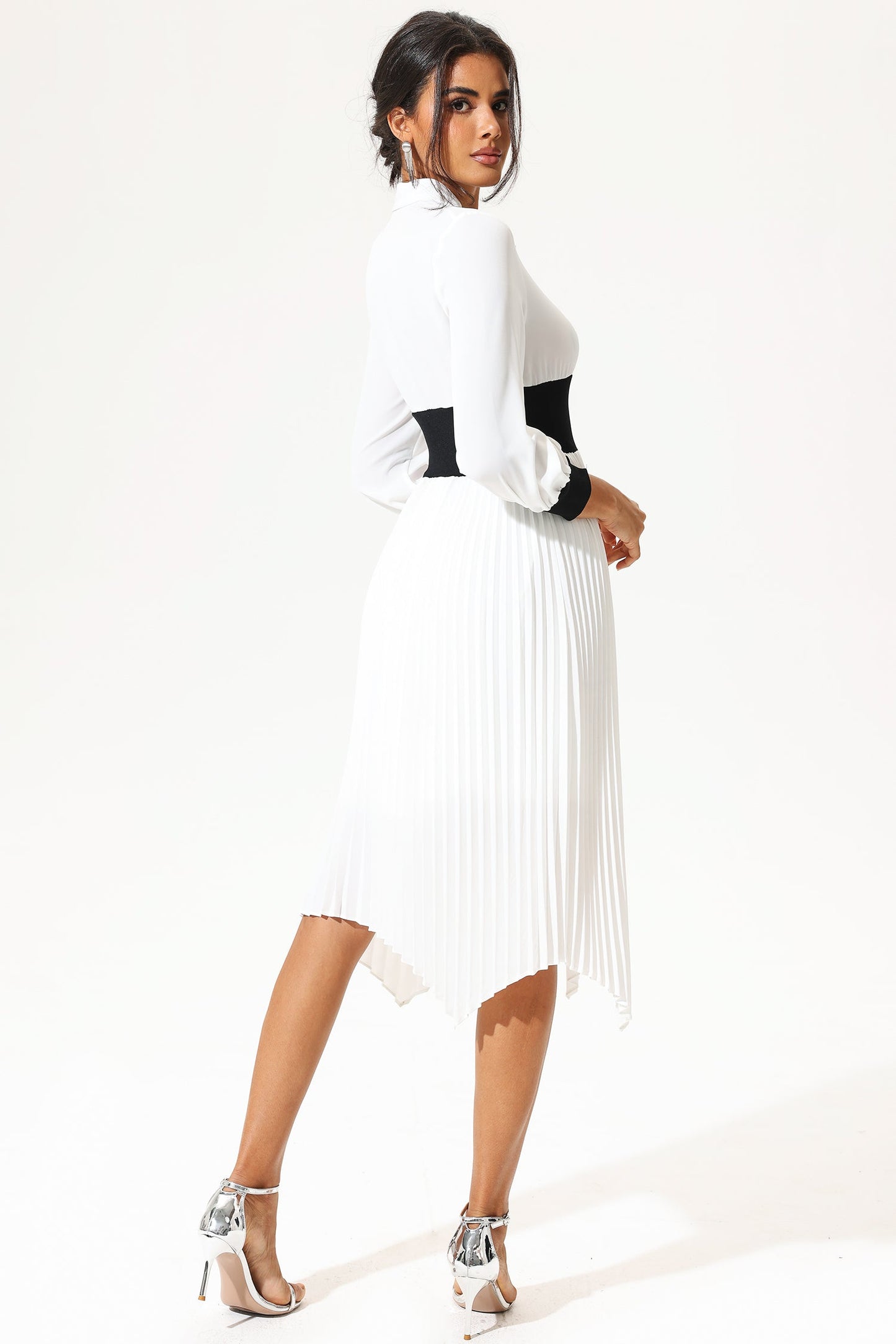 Vestido midi blanco con cinturón, cuello alto y mangas farol 
