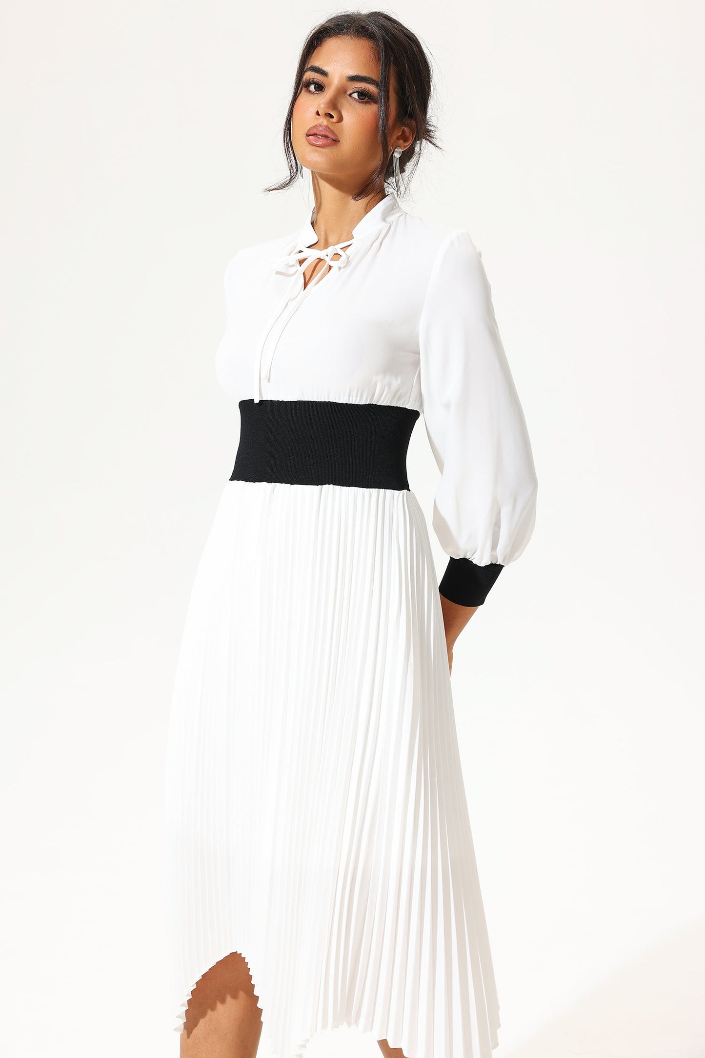 Vestido midi blanco con cinturón, cuello alto y mangas farol 