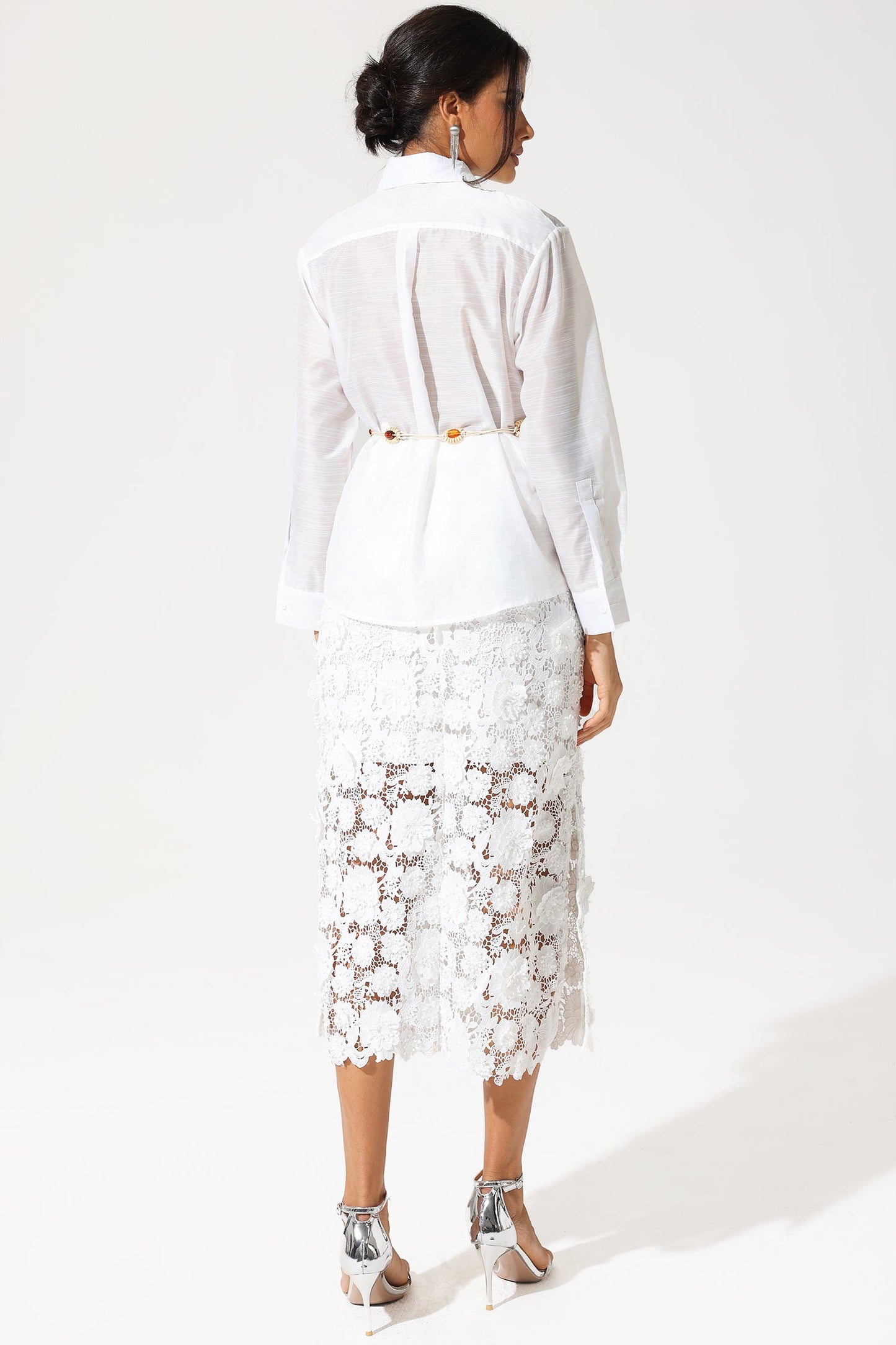 Traje de vestir blanco con abertura y encaje de manga larga 