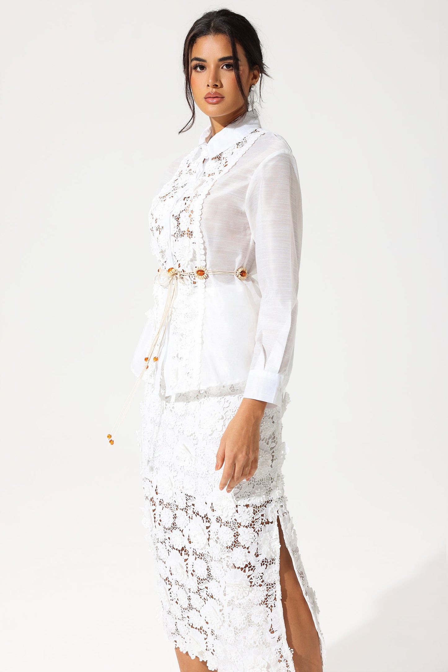 Traje de vestir blanco con abertura y encaje de manga larga 