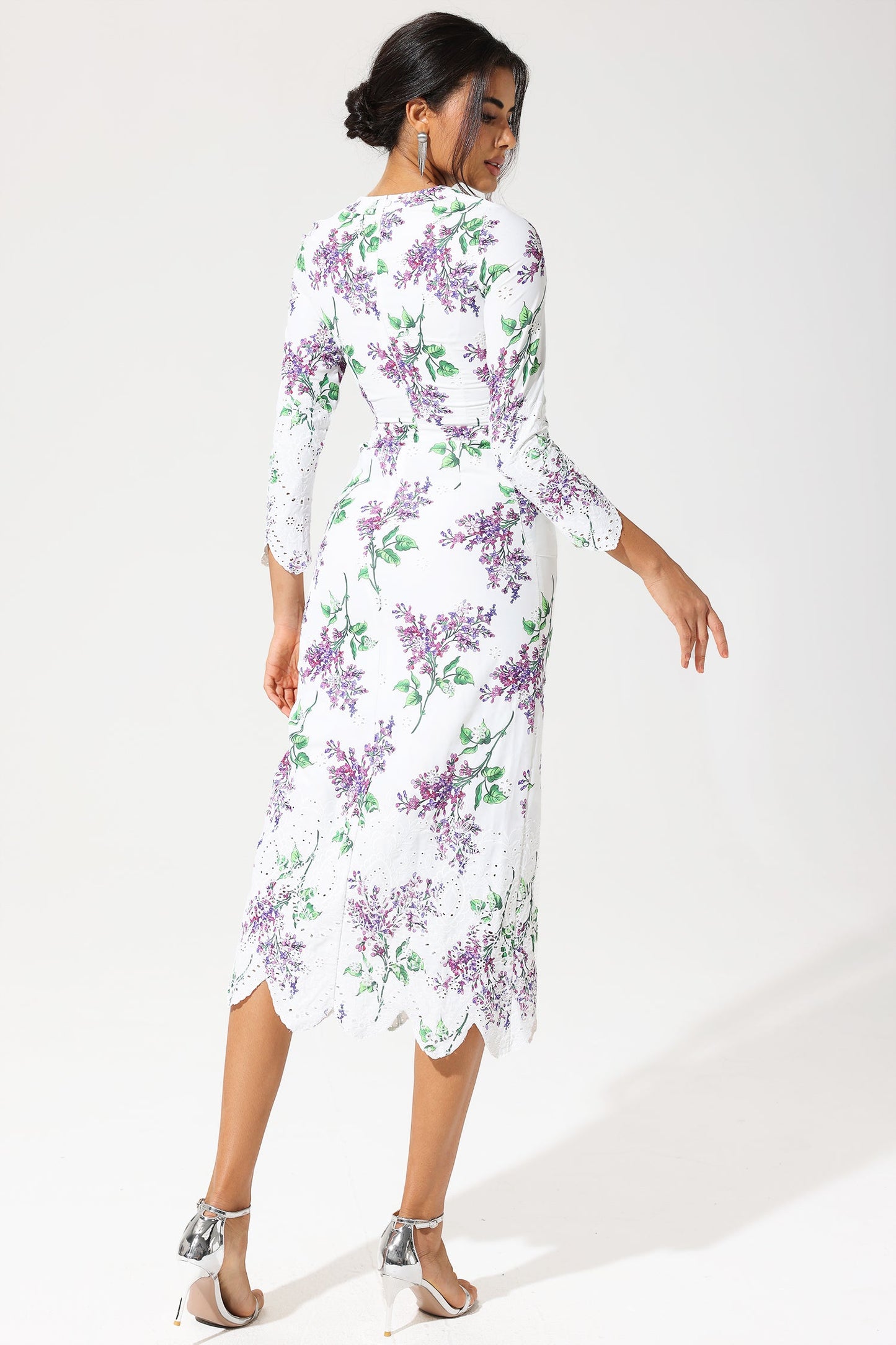 Vestido largo con bordado inglés, cuello redondo y manga larga con estampado floral 