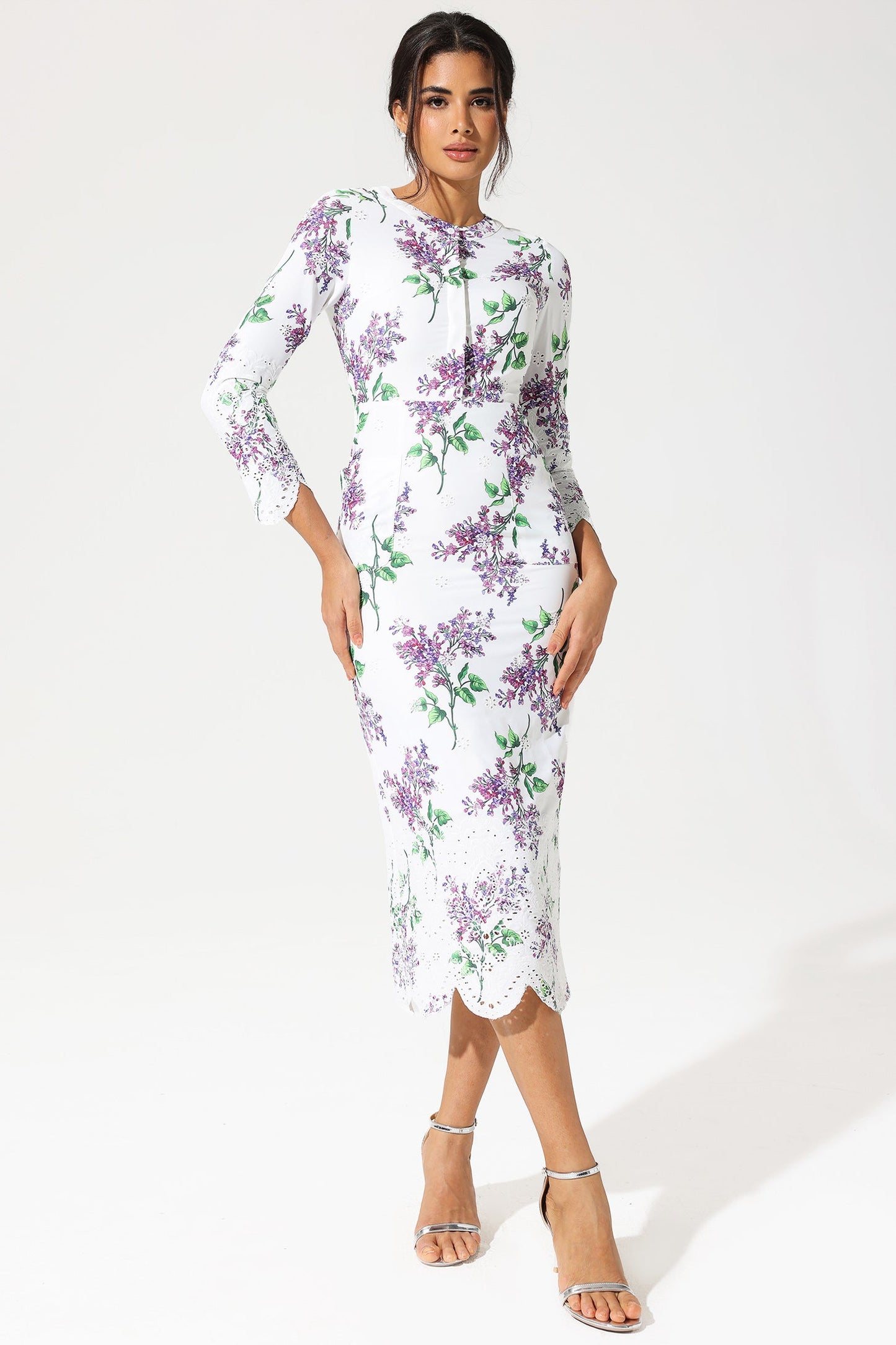 Vestido largo con bordado inglés, cuello redondo y manga larga con estampado floral 