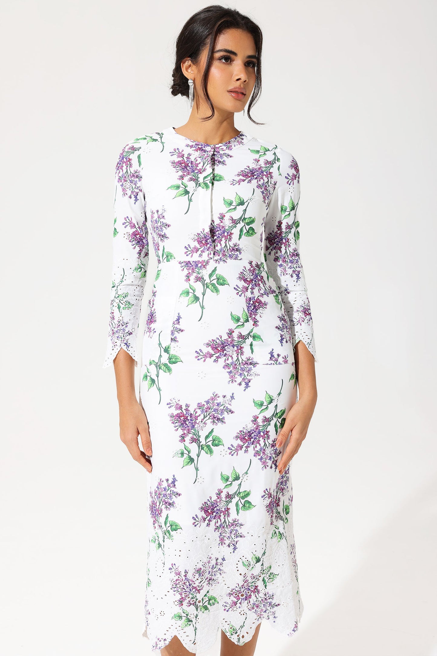 Vestido largo con bordado inglés, cuello redondo y manga larga con estampado floral 