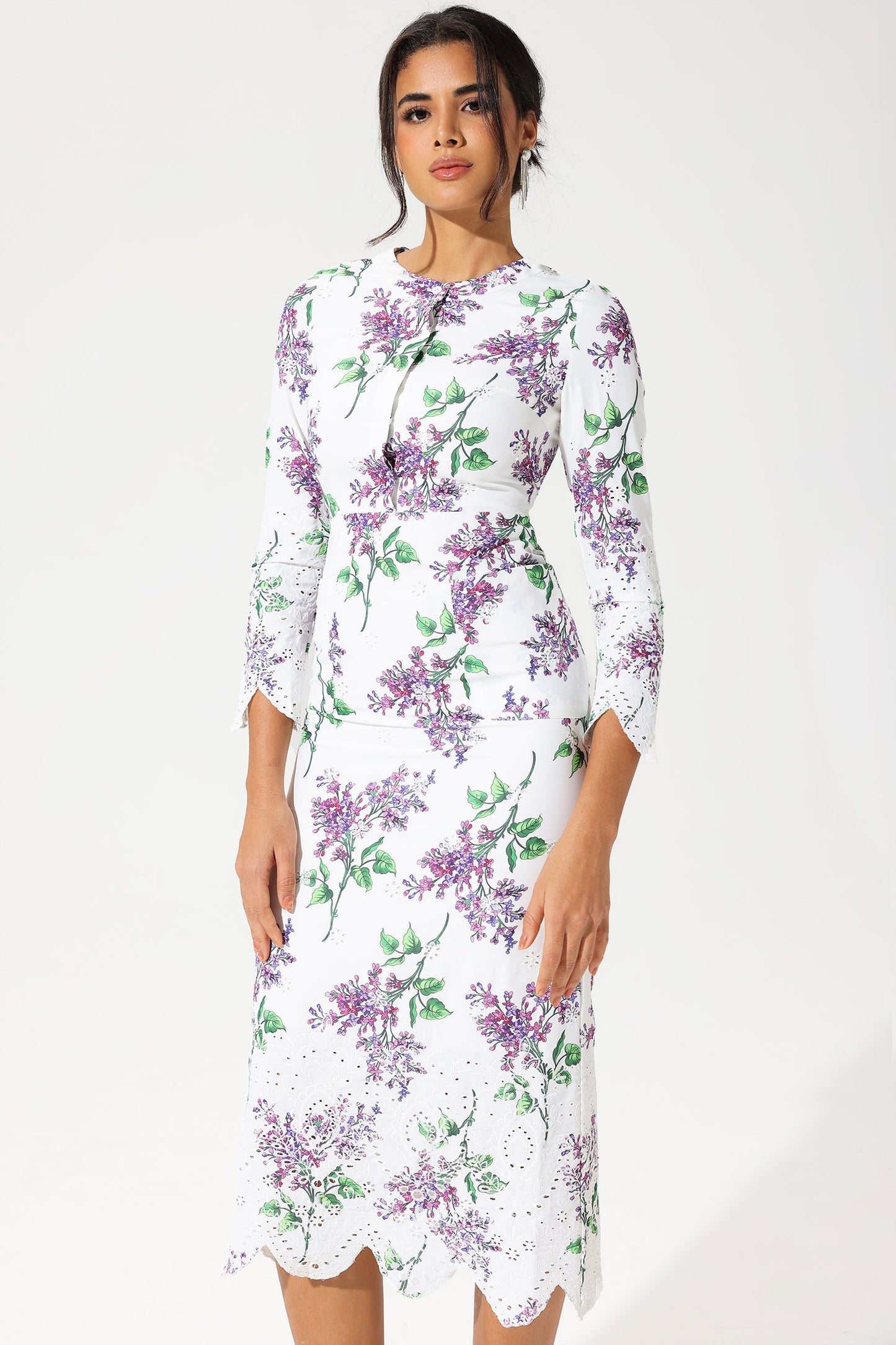 Vestido largo con bordado inglés, cuello redondo y manga larga con estampado floral 