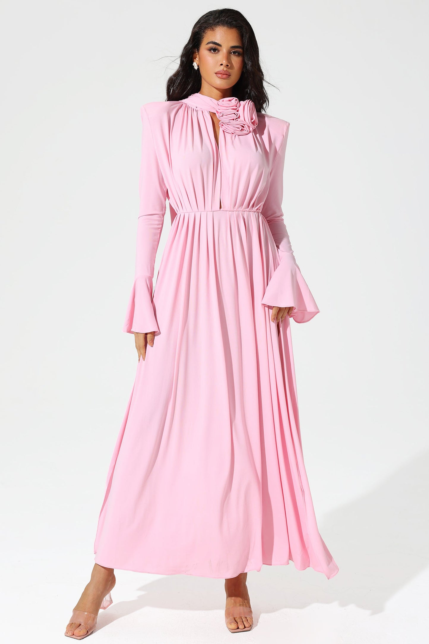 Vestido midi con abertura y cuello alto con mangas farol, flores, color rosa 