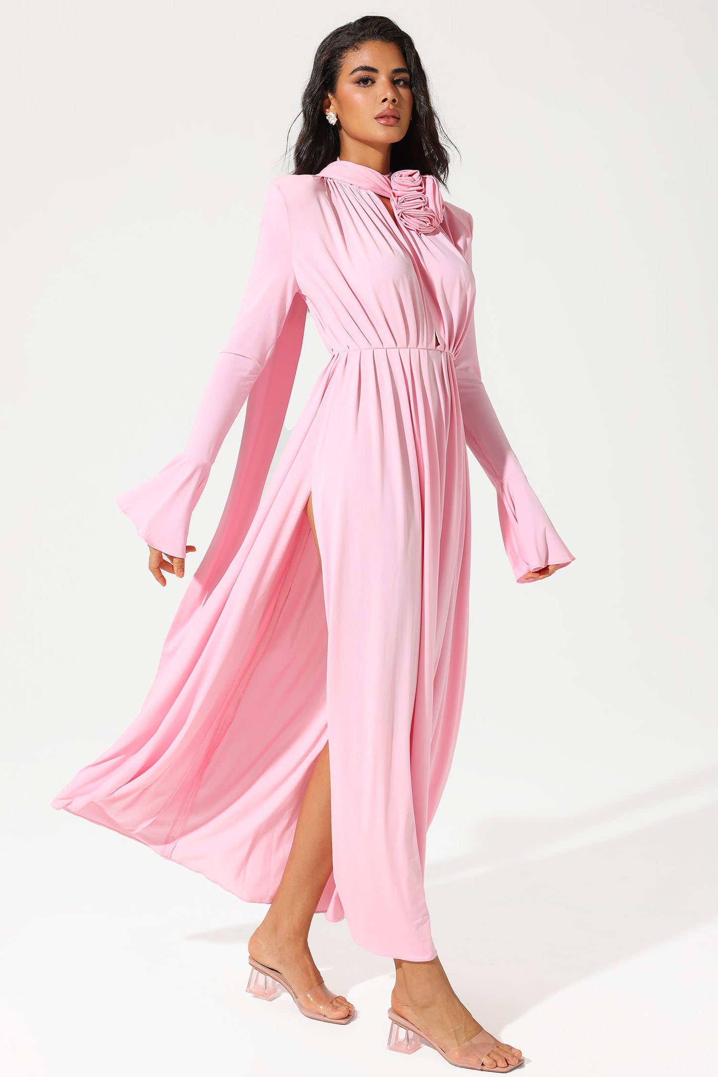 Vestido midi con abertura y cuello alto con mangas farol, flores, color rosa 