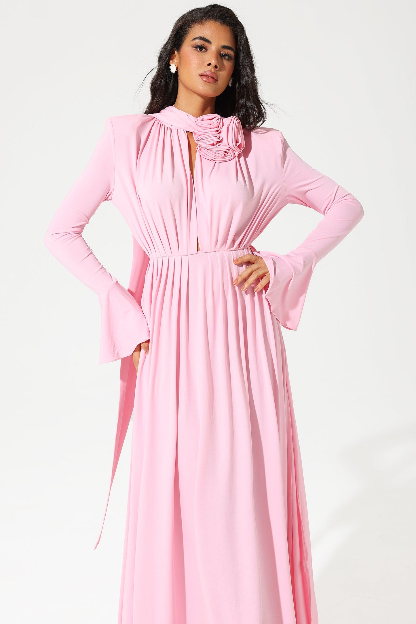 Vestido midi con abertura y cuello alto con mangas farol, flores, color rosa 