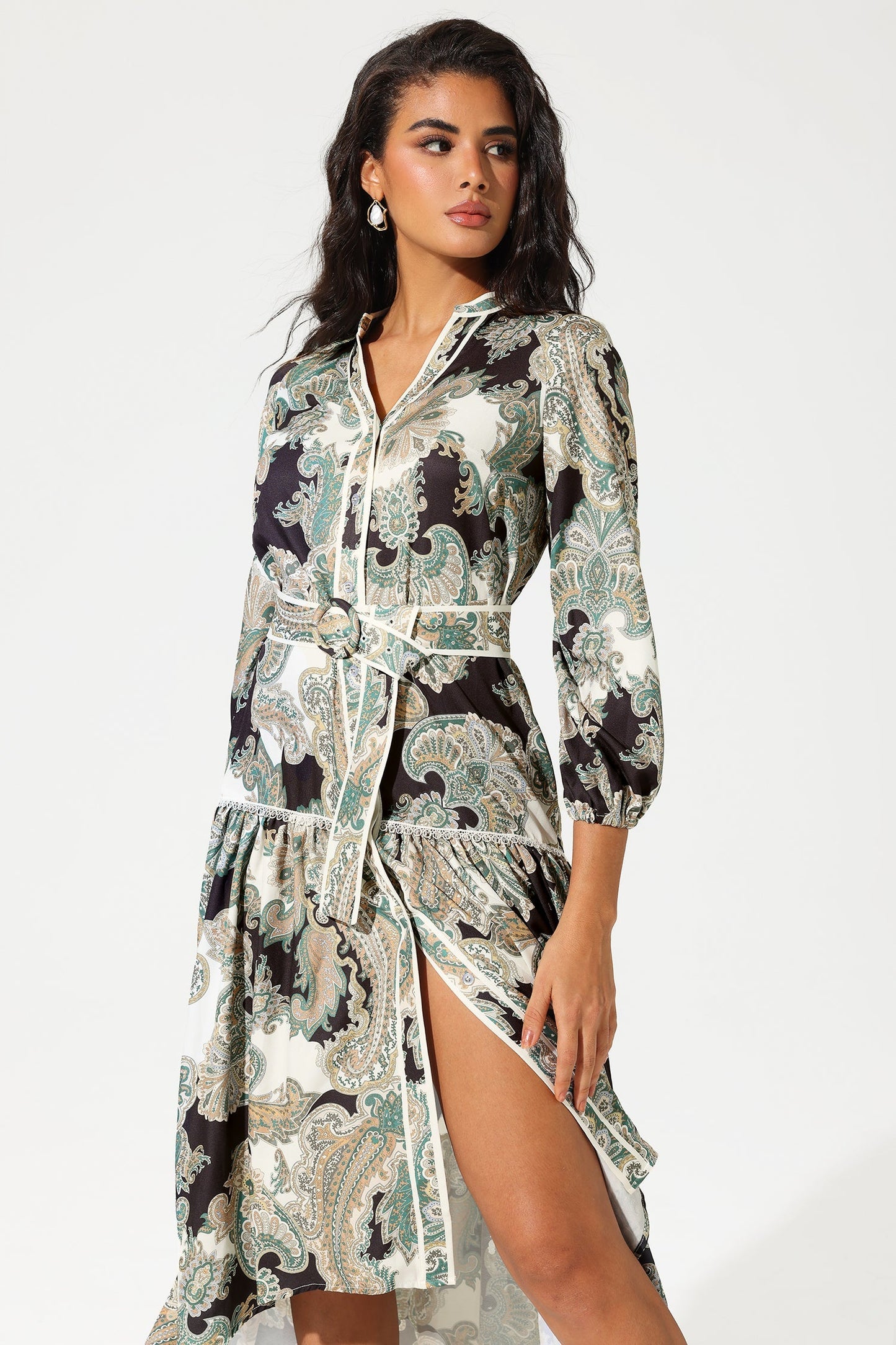 Vestido midi con cinturón, escote en V, mangas farol y estampado paisley 