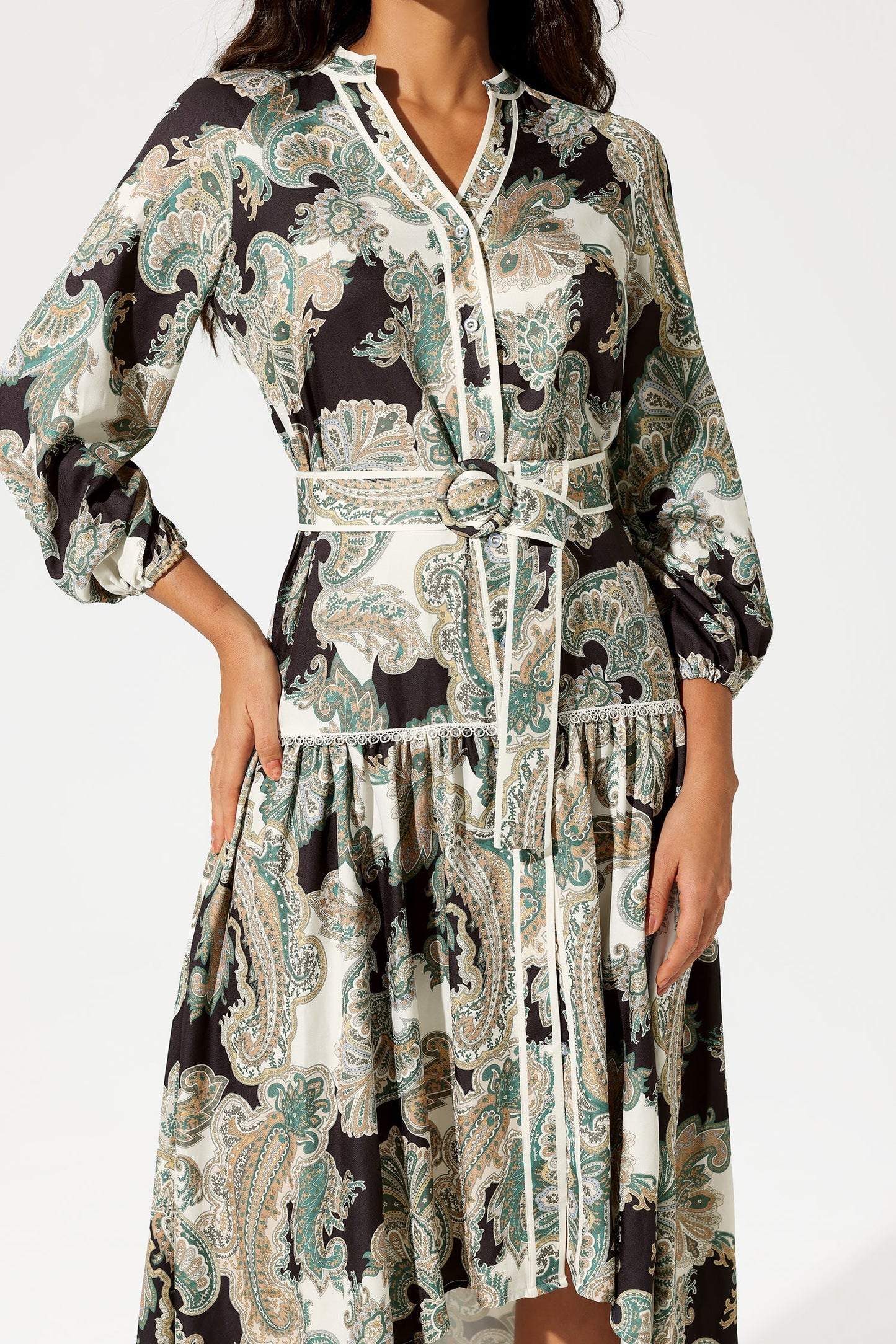 Vestido midi con cinturón, escote en V, mangas farol y estampado paisley 