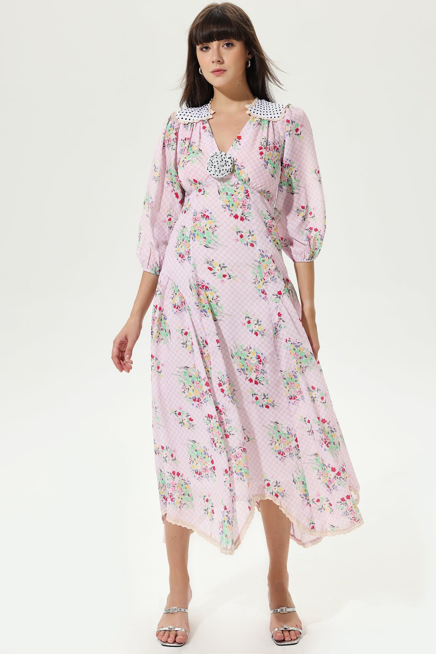 Vestido midi floral con mangas farol, escote en V y cinturón de celosía 