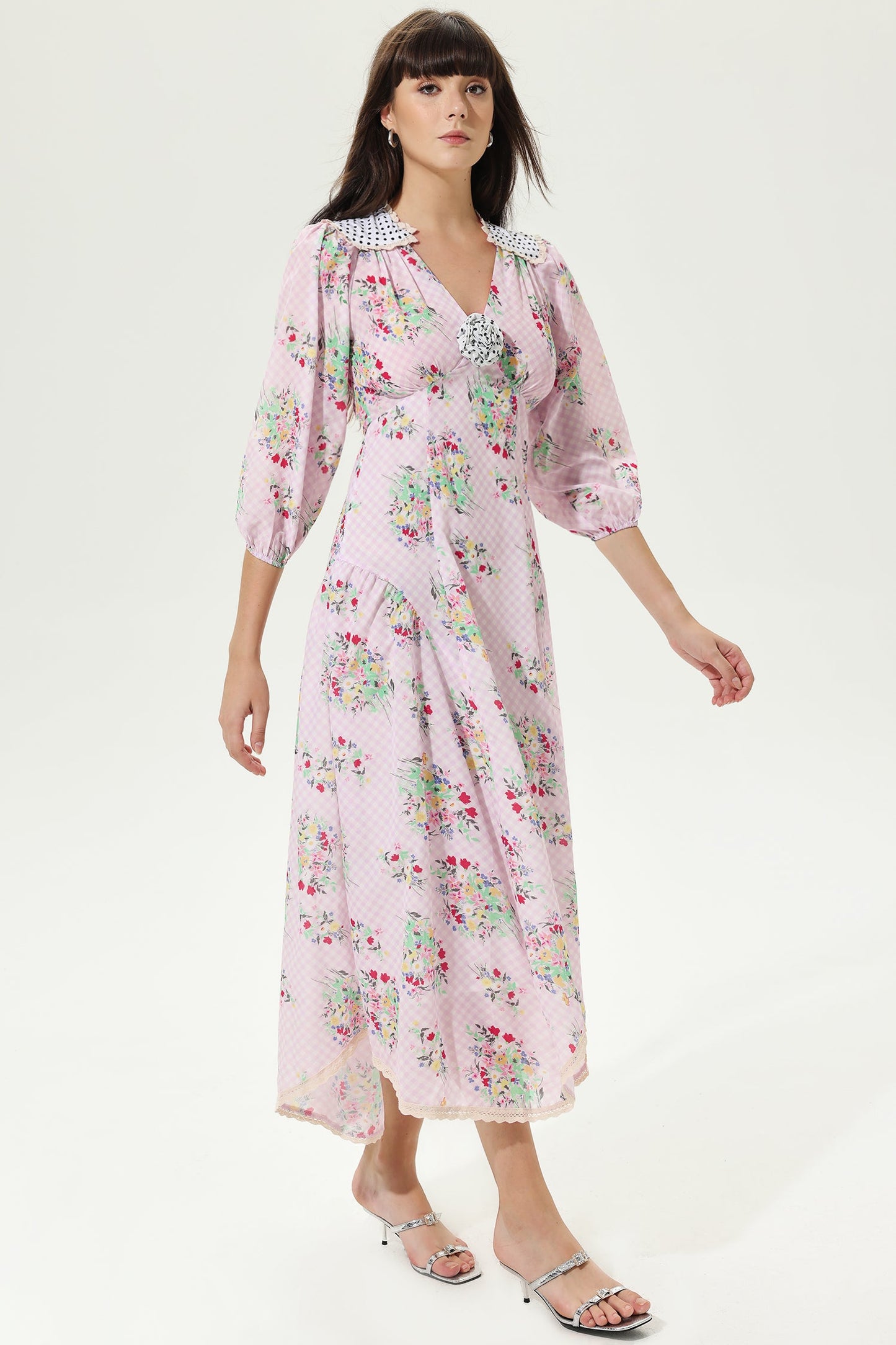 Vestido midi floral con mangas farol, escote en V y cinturón de celosía 