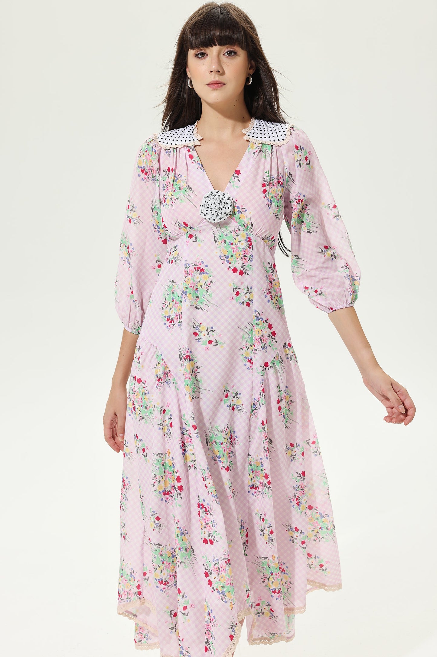 Vestido midi floral con mangas farol, escote en V y cinturón de celosía 