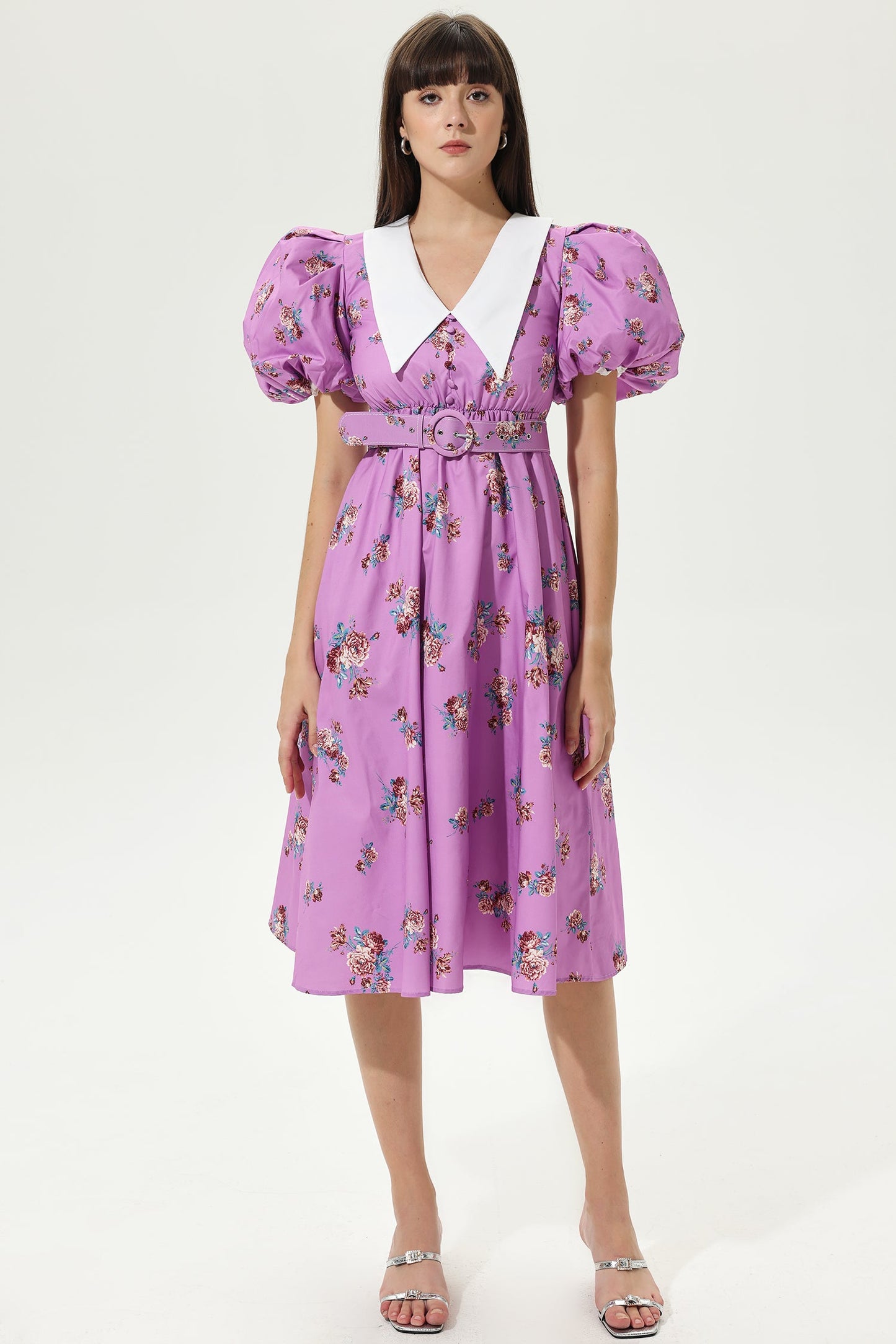Vestido midi con cinturón, cuello muñeca y mangas abullonadas con estampado floral 