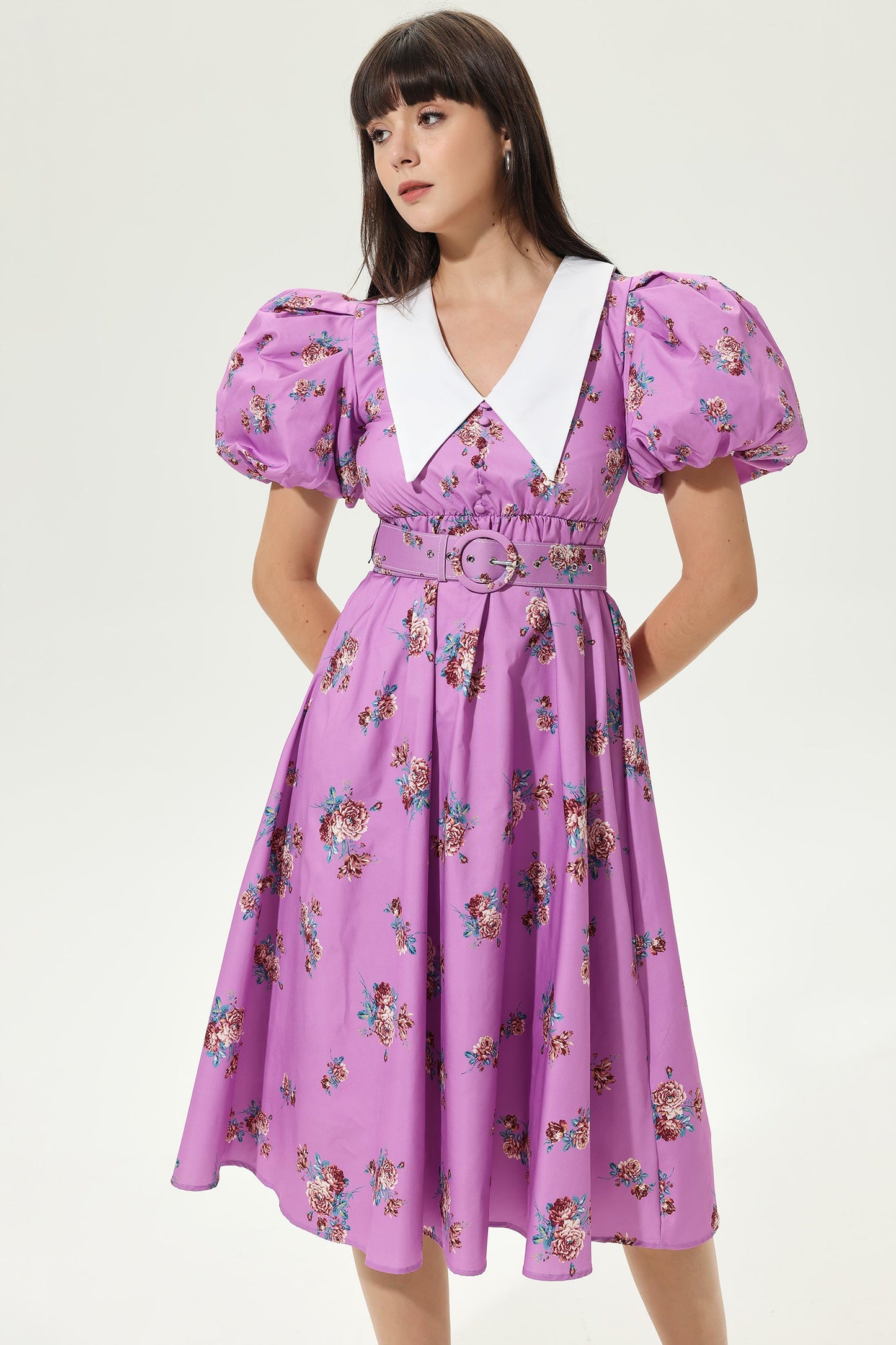 Vestido midi con cinturón, cuello muñeca y mangas abullonadas con estampado floral 
