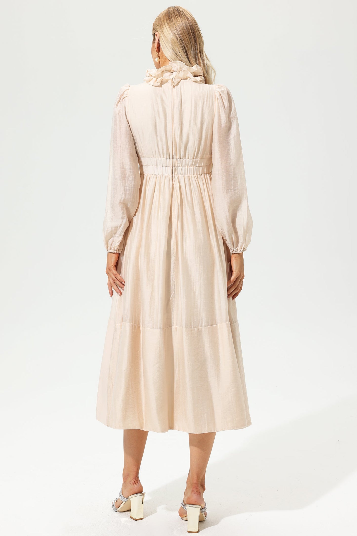 Vestido midi con volantes, cuello alto y mangas farol 