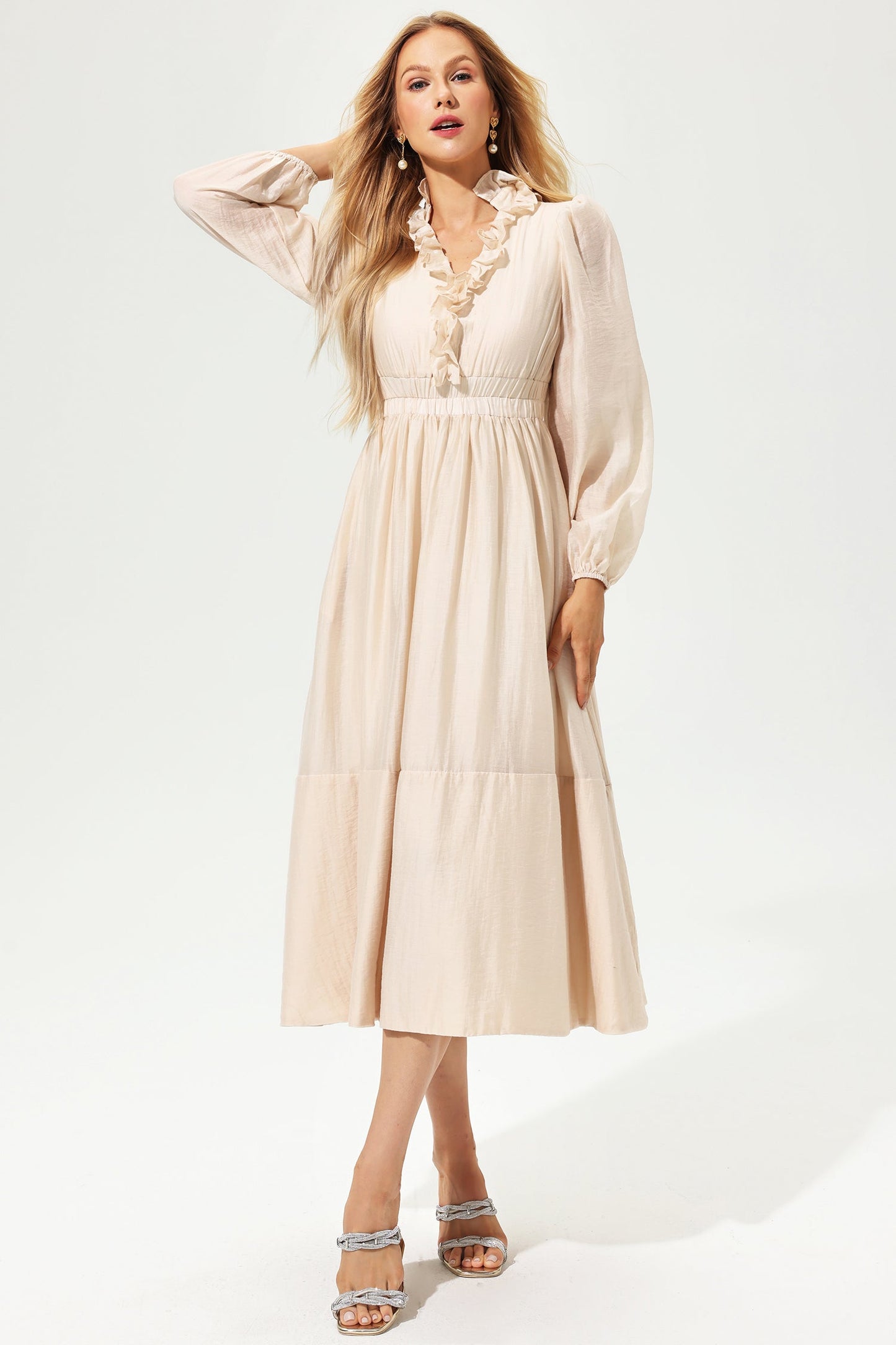Vestido midi con volantes, cuello alto y mangas farol 
