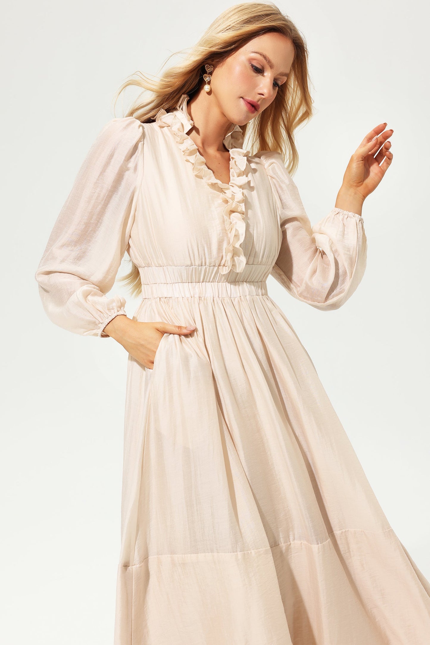 Vestido midi con volantes, cuello alto y mangas farol 