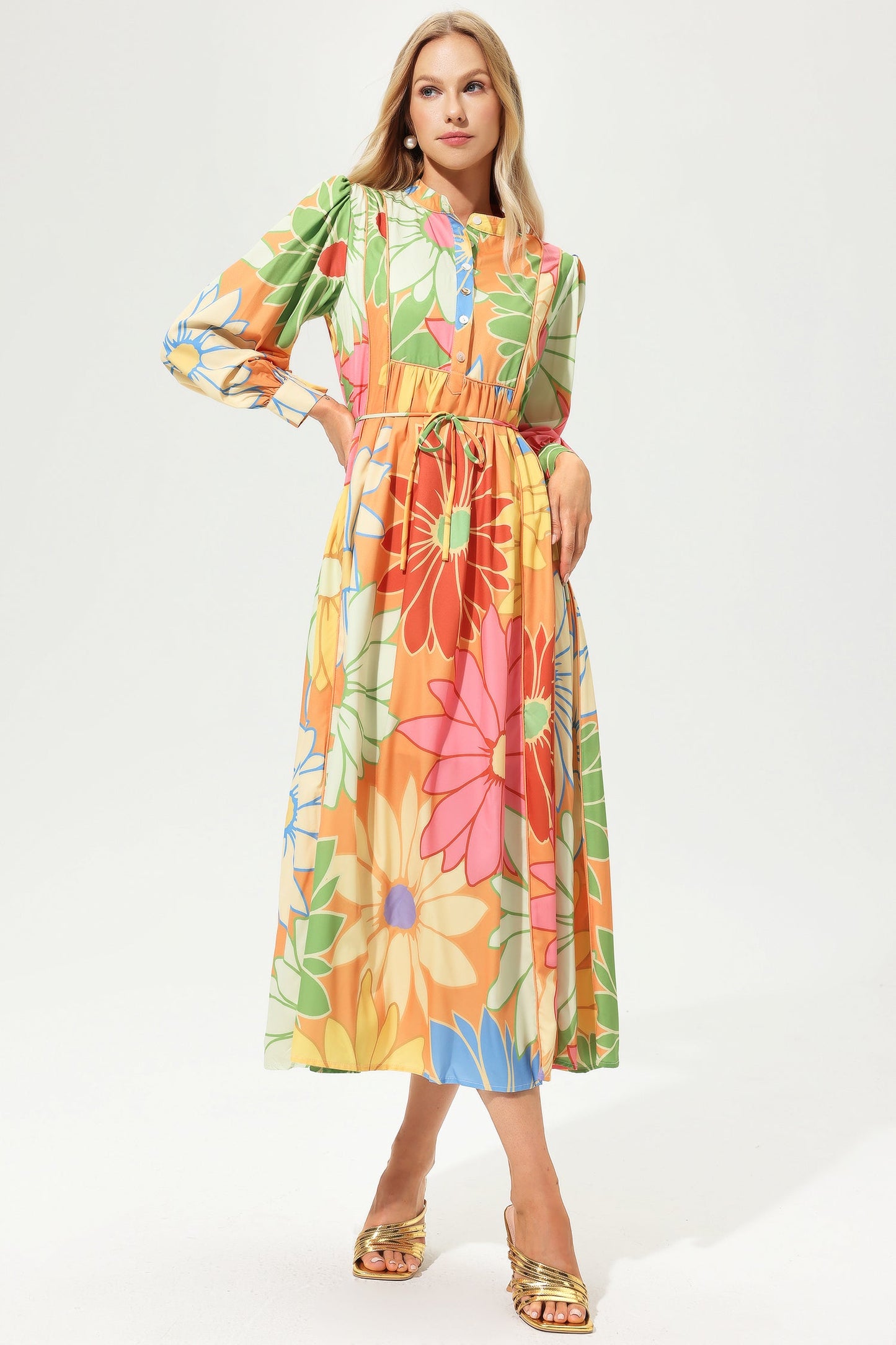 Vestido midi con cuello alto, mangas largas y encaje floral 