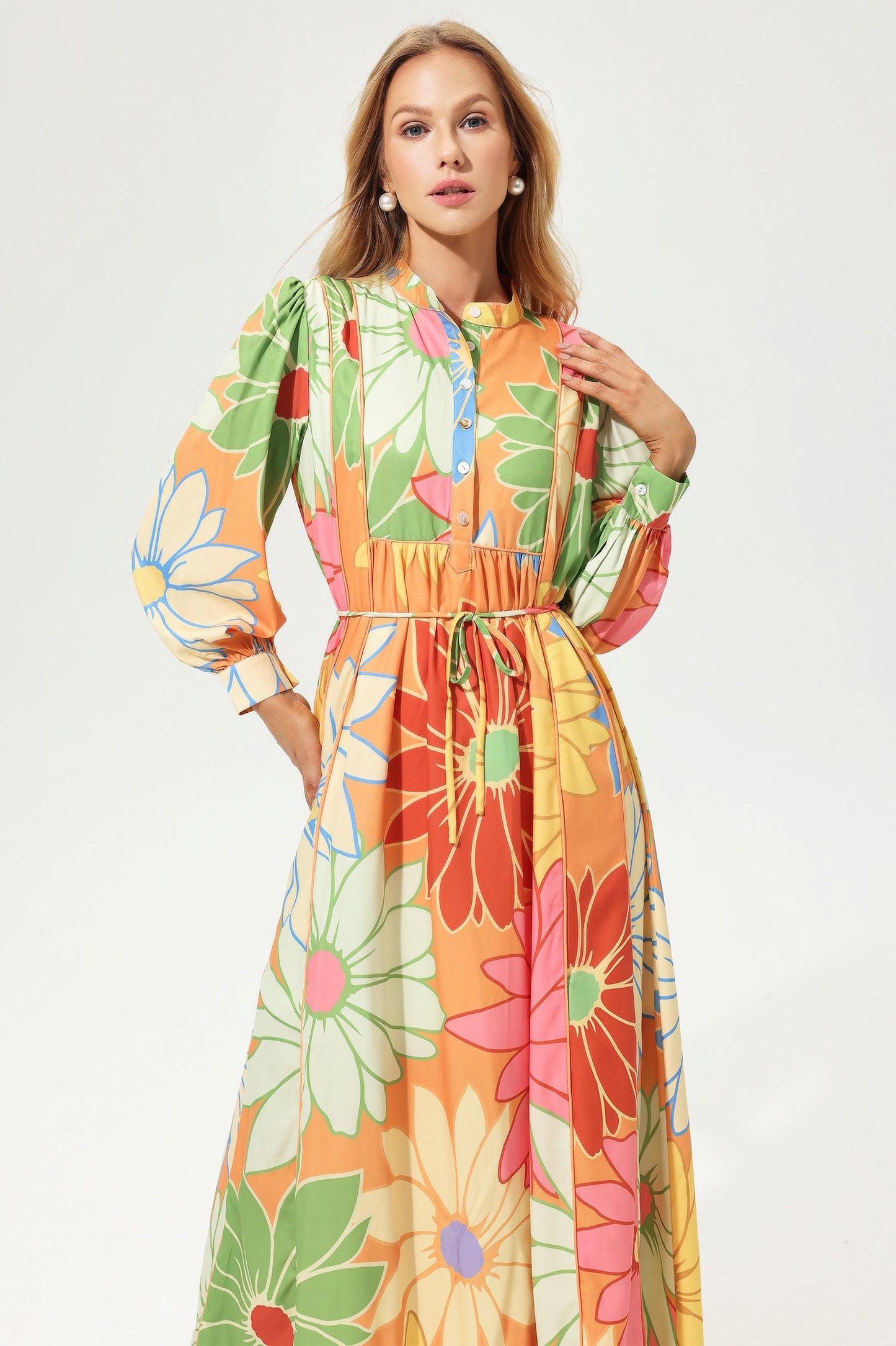 Vestido midi con cuello alto, mangas largas y encaje floral 