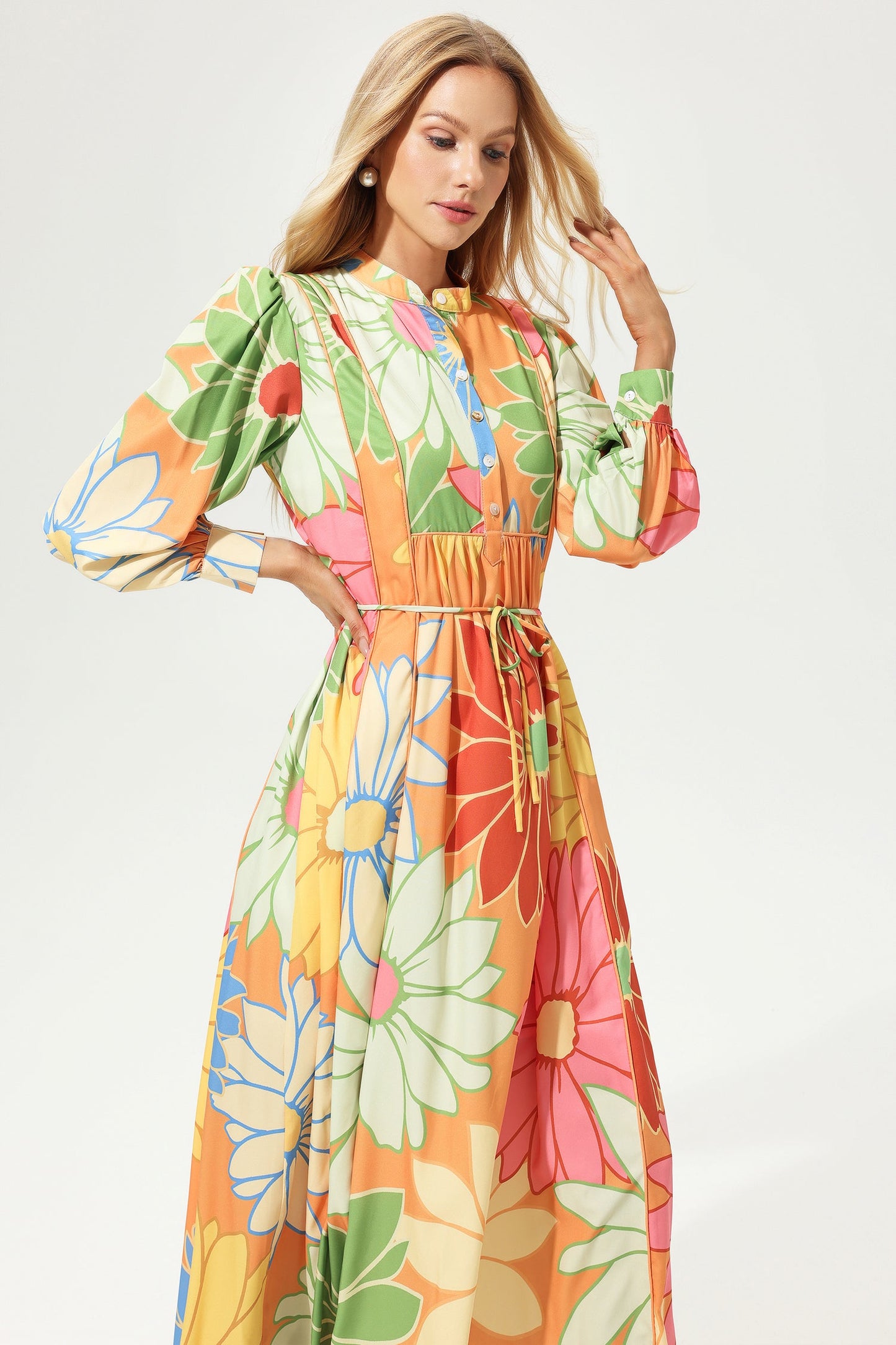 Vestido midi con cuello alto, mangas largas y encaje floral 