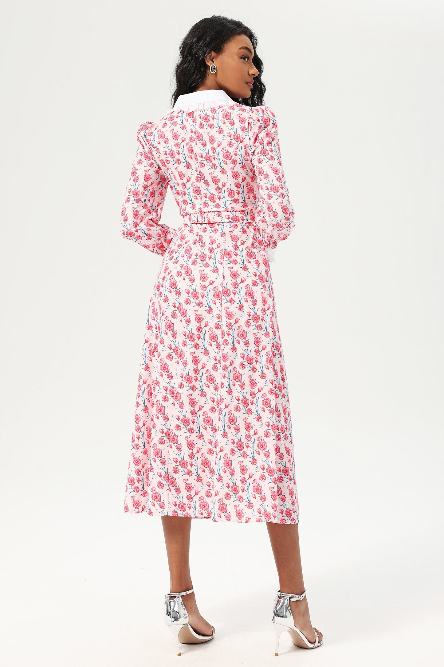 Vestido midi con botones y cuello de muñeca de manga larga con estampado floral en rosa 