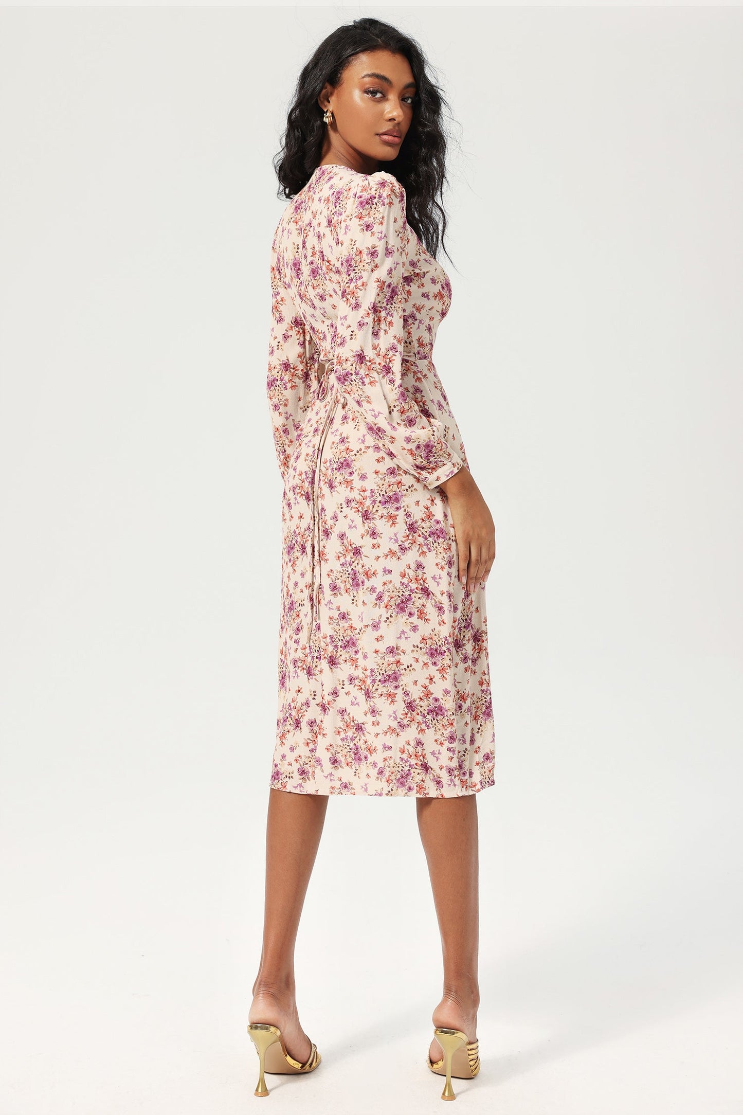 Vestido midi morado con abertura, cuello en V y mangas largas con estampado floral y encaje 