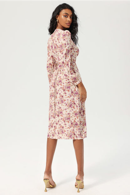 Vestido midi morado con abertura, cuello en V y mangas largas con estampado floral y encaje 
