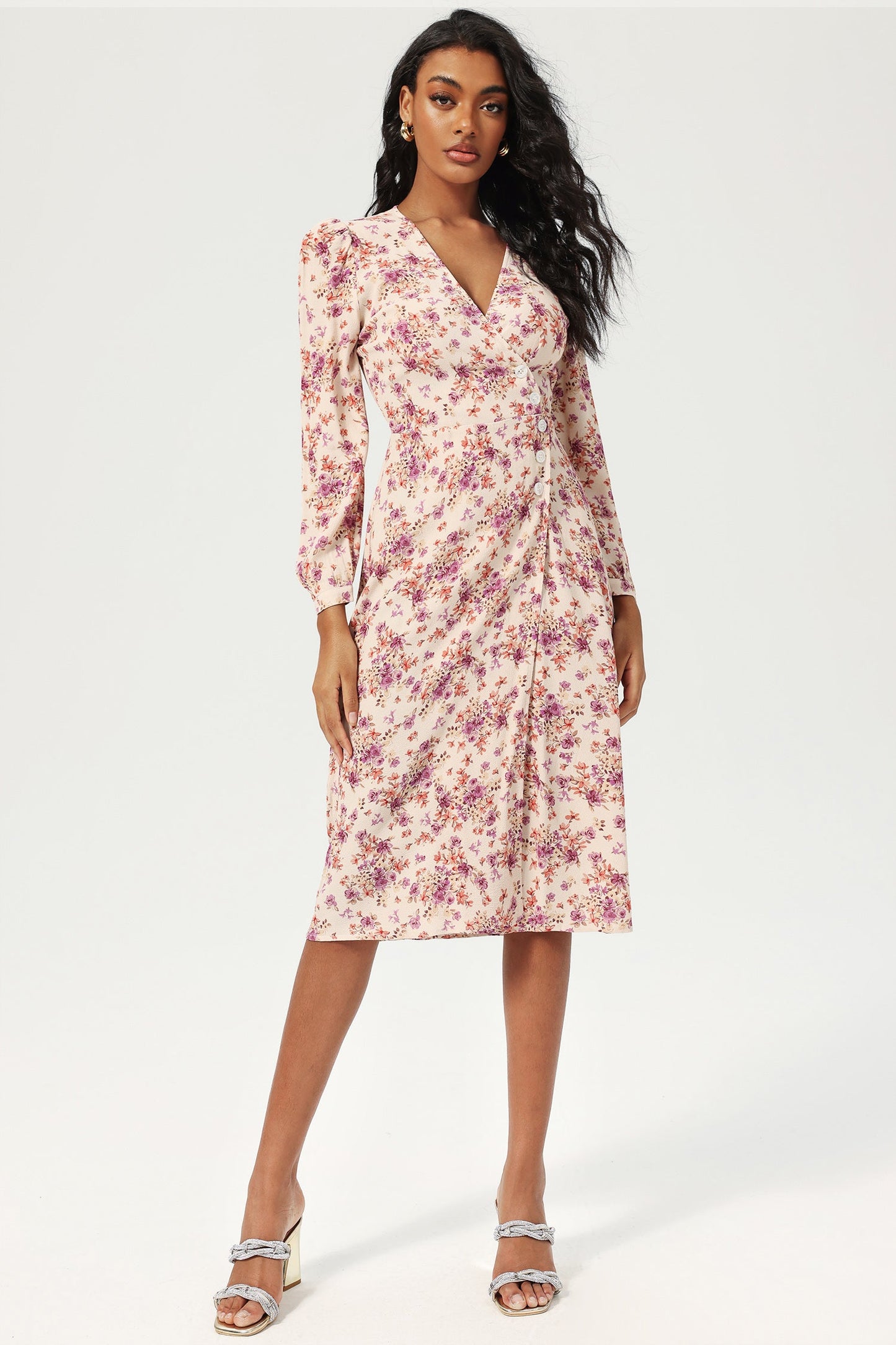 Vestido midi morado con abertura, cuello en V y mangas largas con estampado floral y encaje 