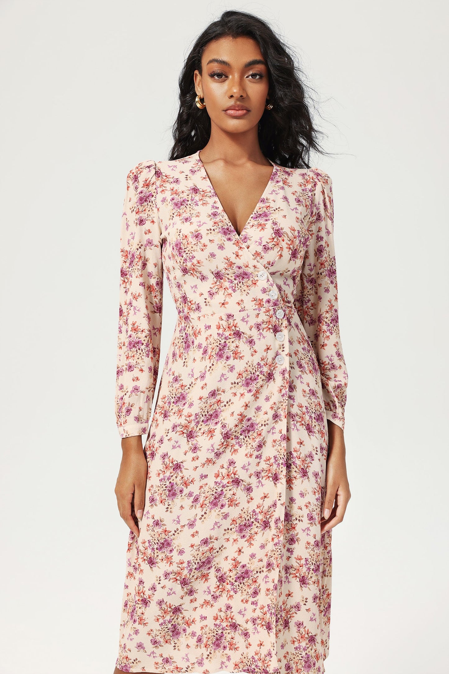 Vestido midi morado con abertura, cuello en V y mangas largas con estampado floral y encaje 