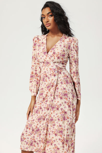 Vestido midi morado con abertura, cuello en V y mangas largas con estampado floral y encaje 